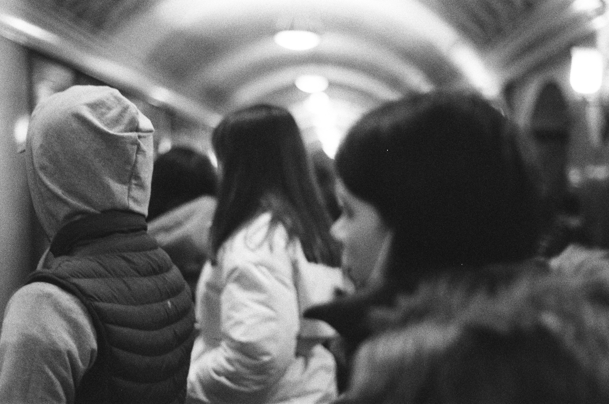 Фотосерия «Час пик»: динамика городской суеты в моменты транспортного и человеческого потока, игра света, тени и контраста в хронике городского движения. Фотограф: Ожерельев Лев