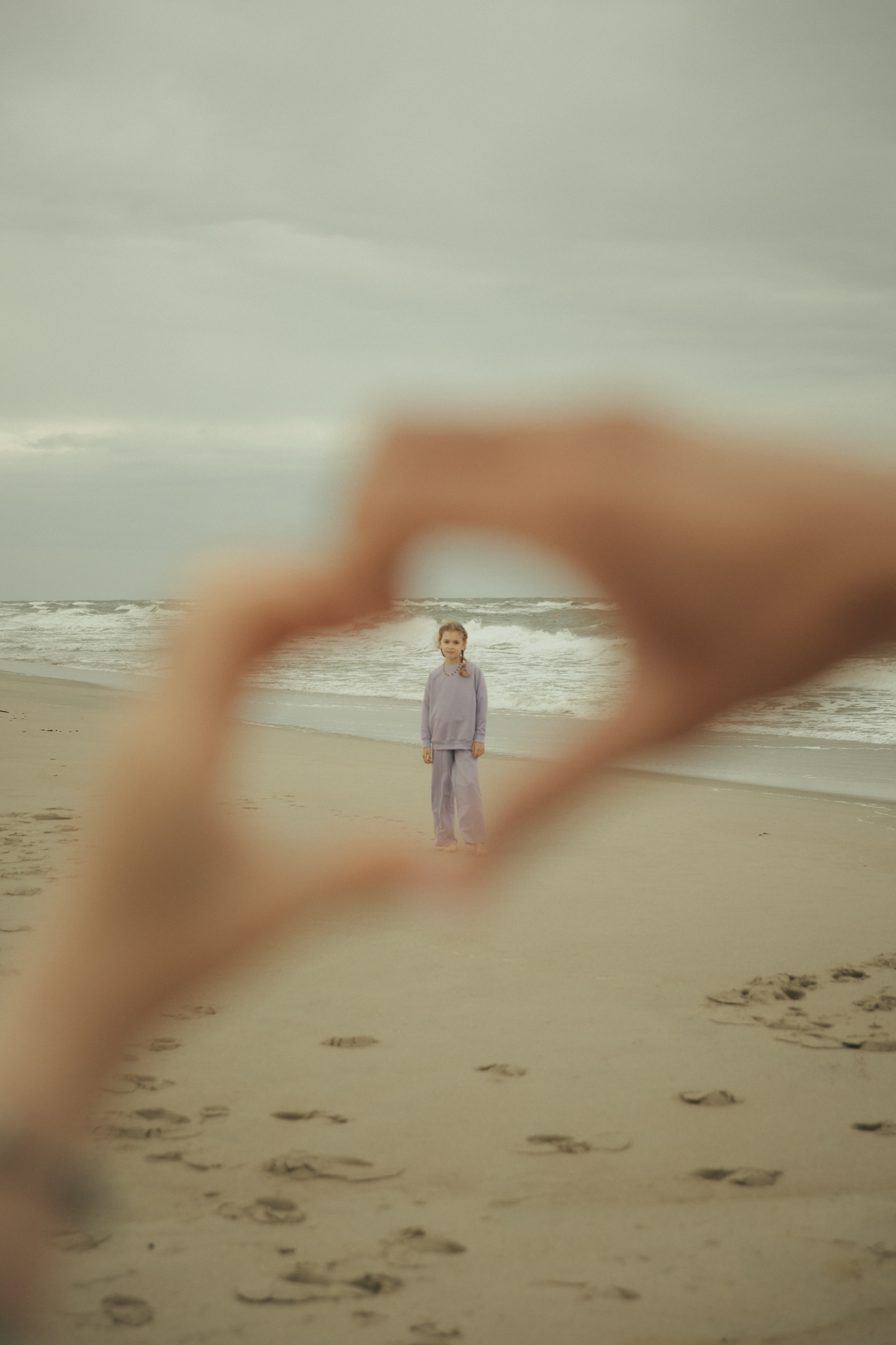 Семья в Янтарном / шторм. Фотограф Калининград Илья Миллер