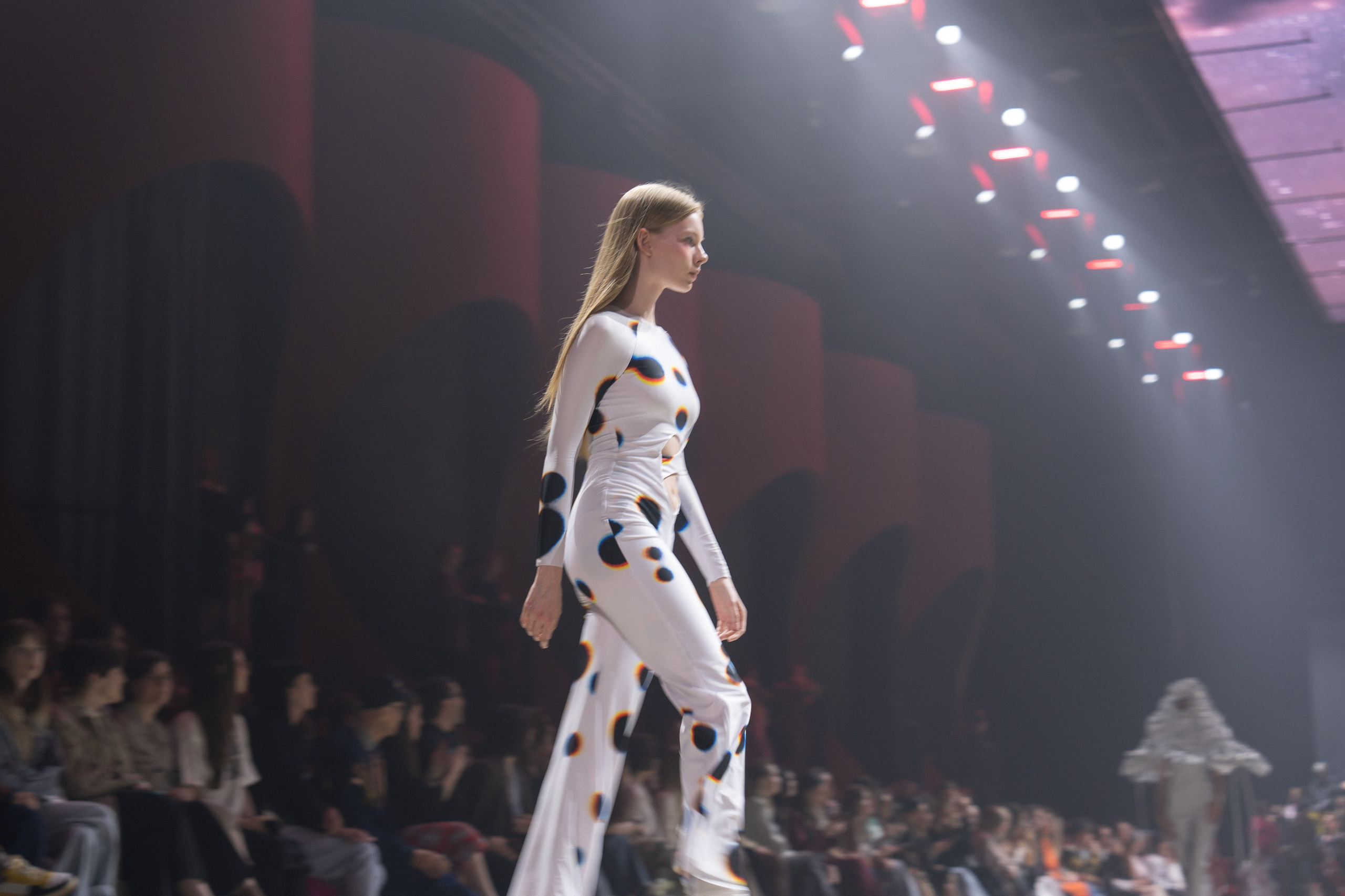 Показ Школы дизайна НИУ ВШЭ. Фотограф Николай Прокофьев модельные тесты в Москве