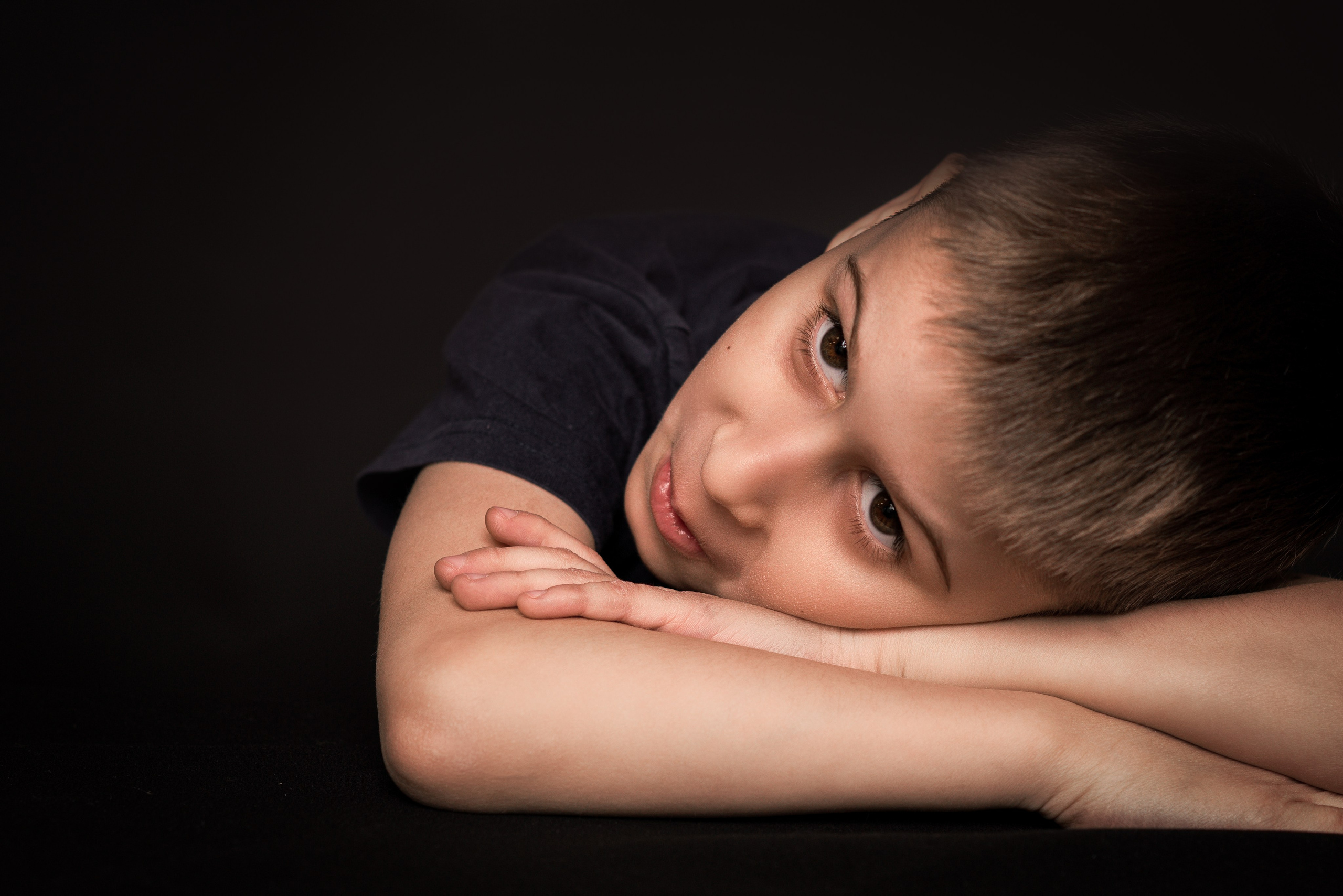 Детский сад, портреты на чёрном фоне. Фотограф Шунова Саша