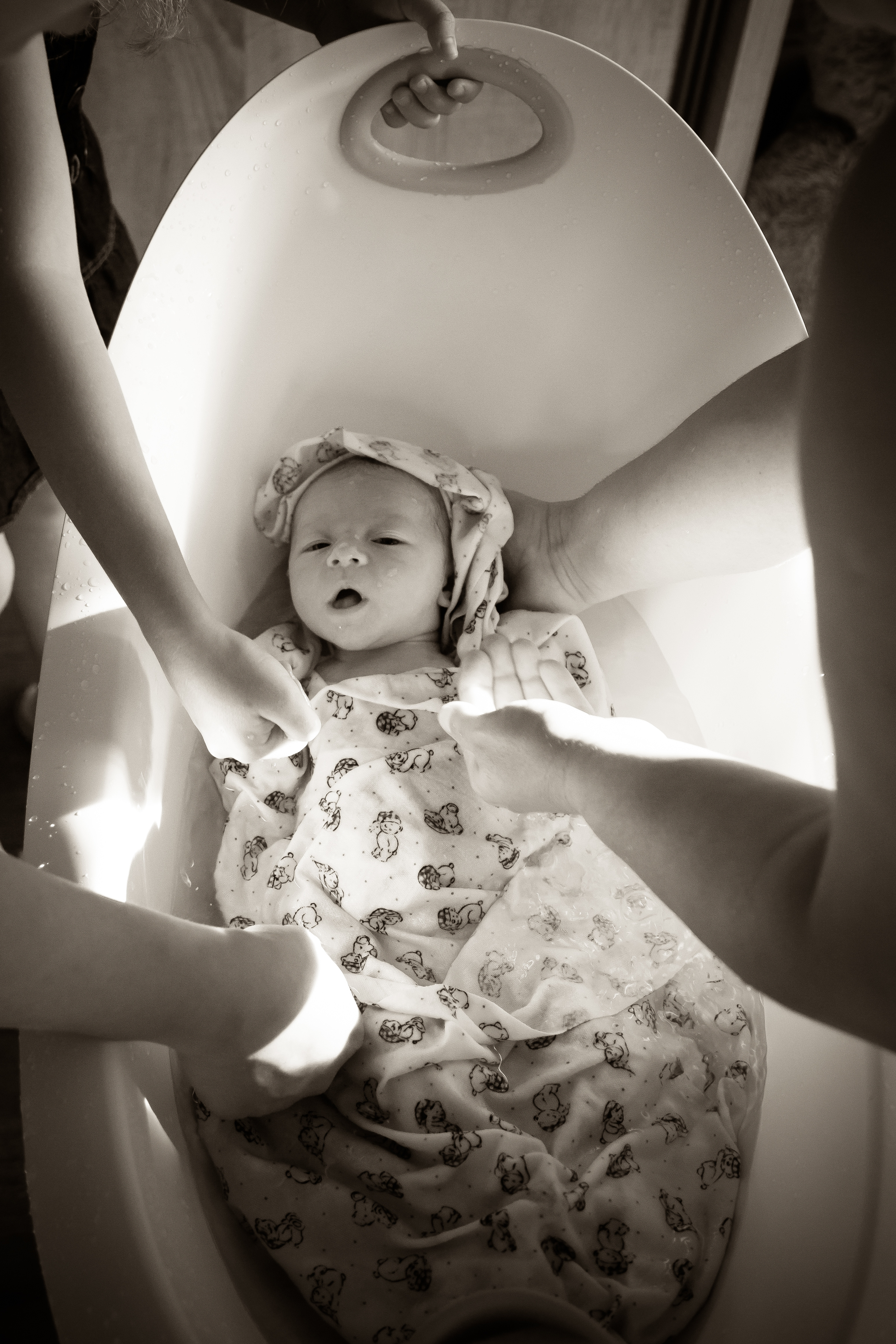 купание, руки мамы