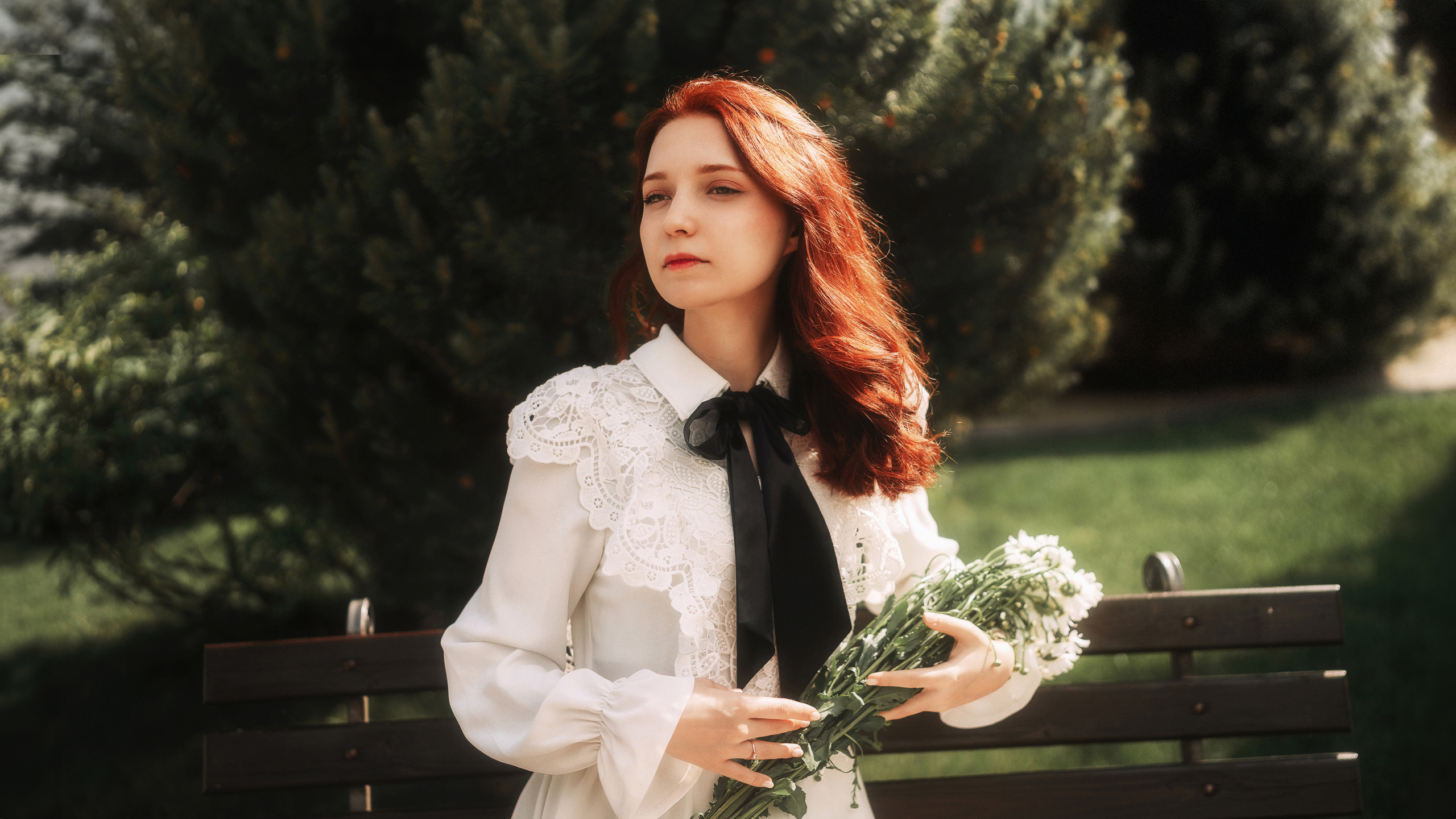 Рыжая девушка смотрит вдаль и держит в руках ромашки. Фотограф Роман Яковенко