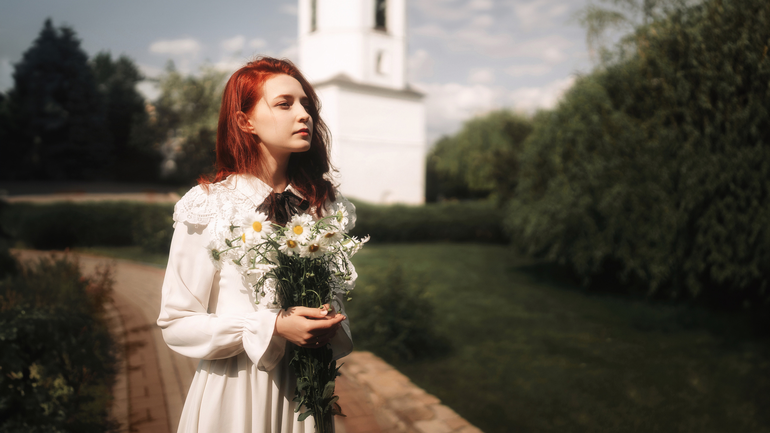 Рыжая девушка гуляет по территории монастыря. Фотограф в городе Воронеже