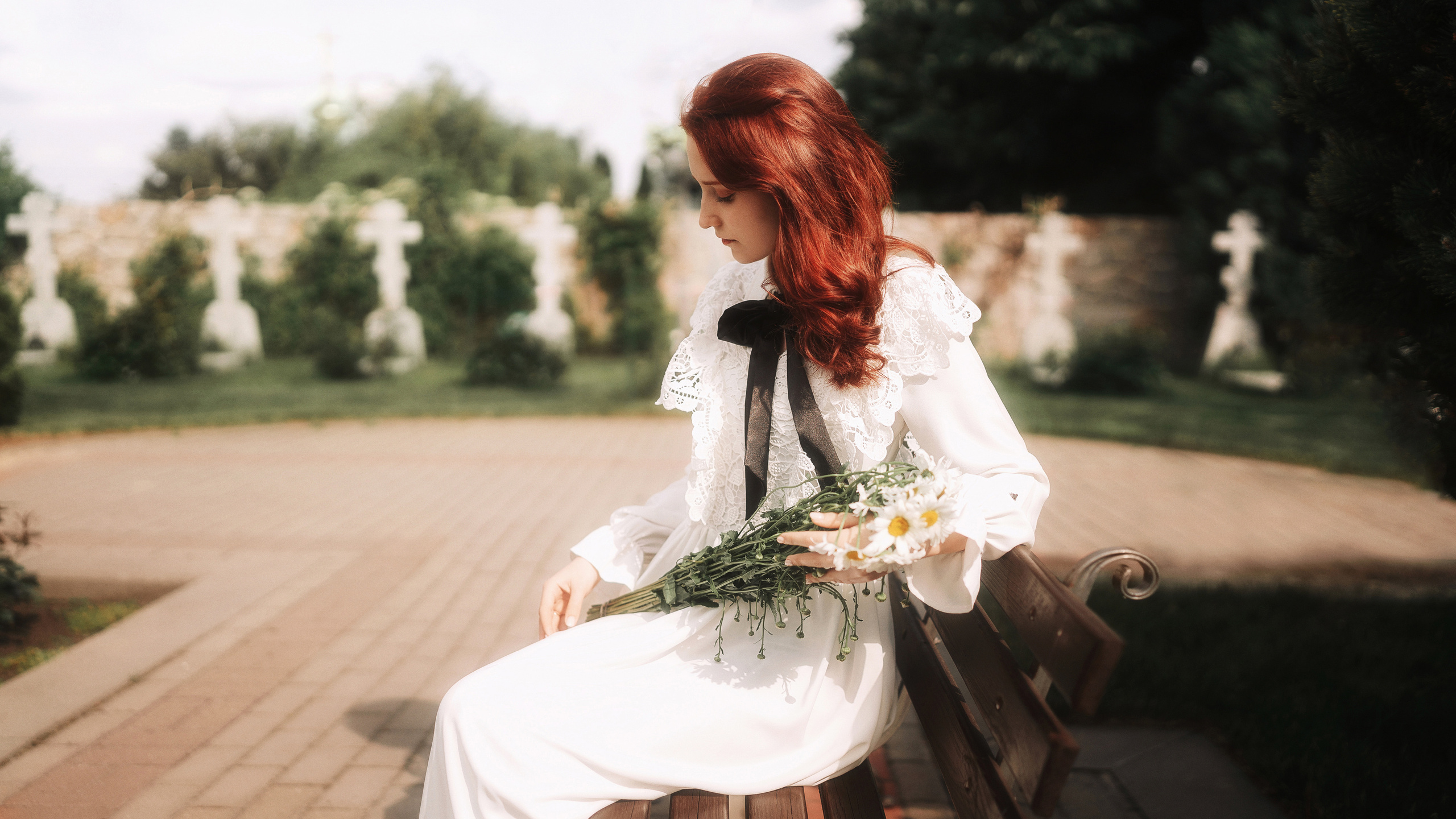 Рыжая девушка сидит на лавочке. Фотограф Роман Яковенко