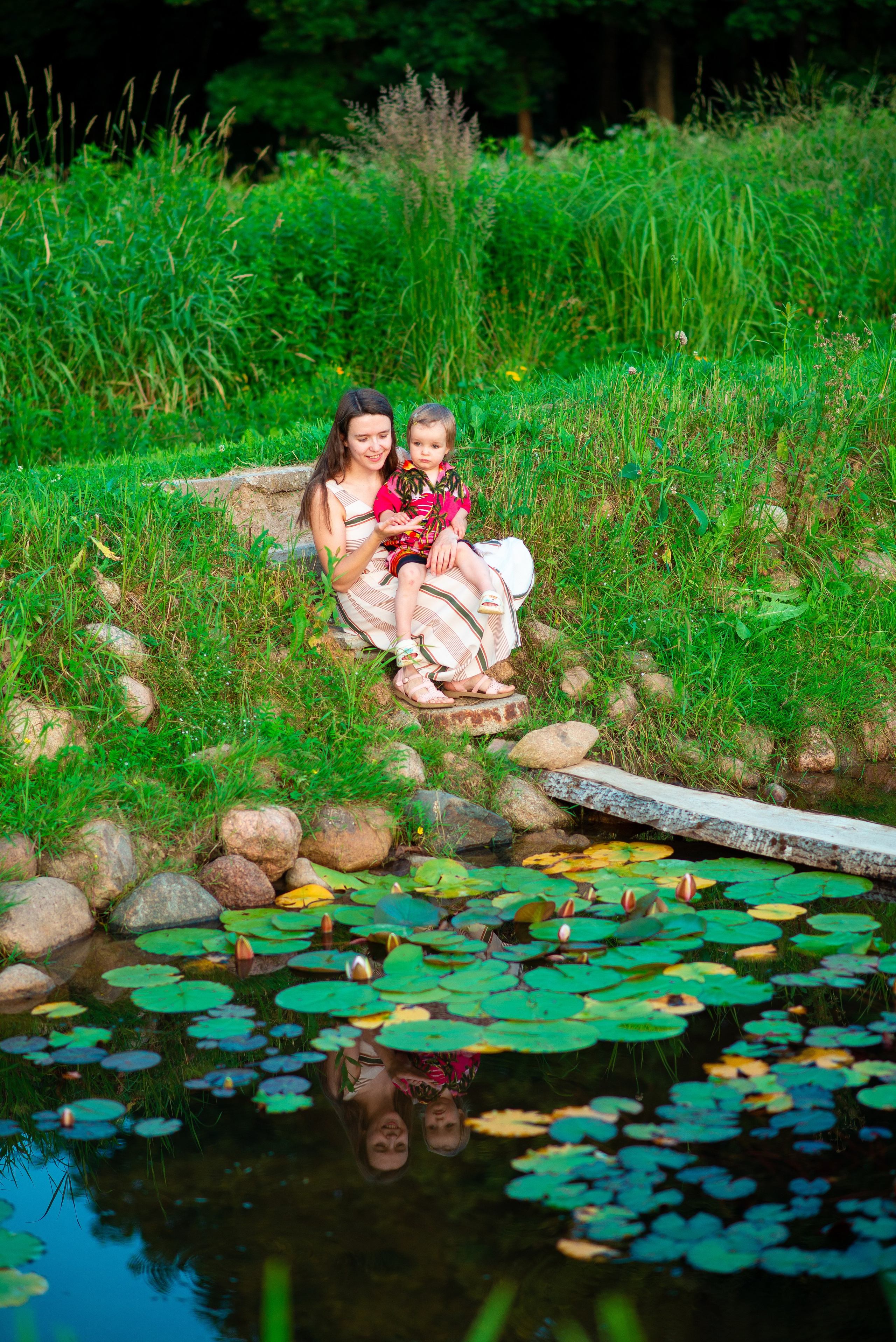 Вероника с семьей в ромашках. Семейный фотограф на выписку из роддома и крещение Минск Настя Гришук