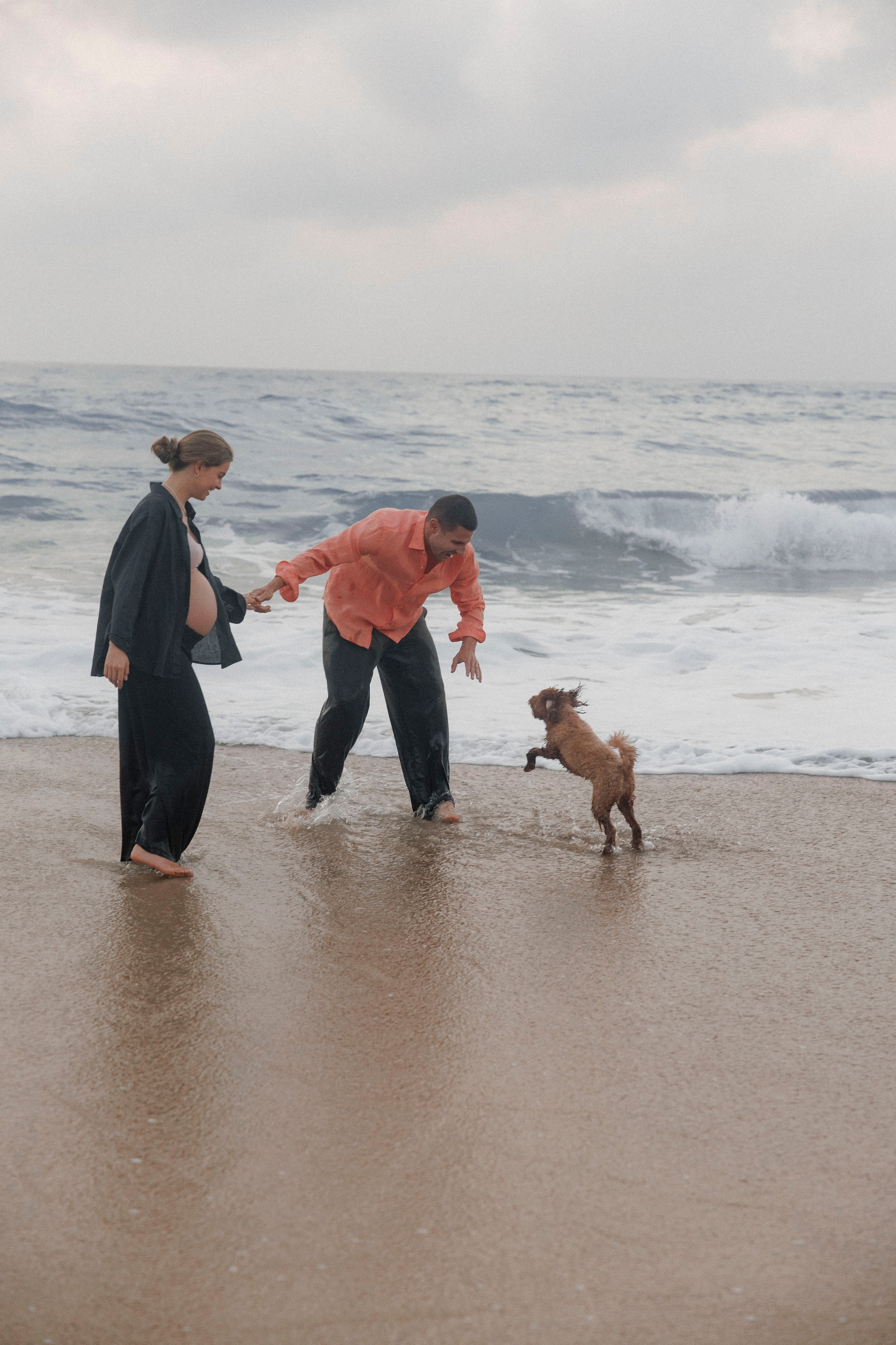 Pregnancy photoshoot near the sea (cloudy weather). Главная