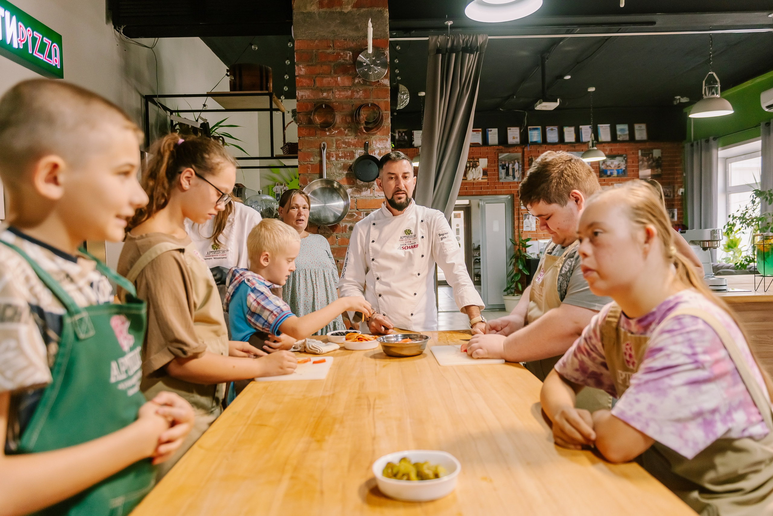 Инклюзивная кухня добра в Артишок 30. 07.35. Детский фотограф, семейный фотограф и репортажи в Кемерово