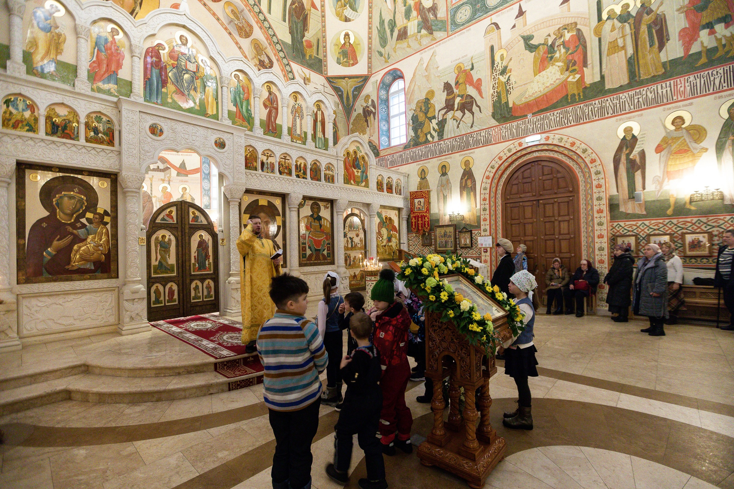 Праздничное богослужение Святителю Николаю 19 декабря. Интерьерный фотограф в Москве Роман Потапов