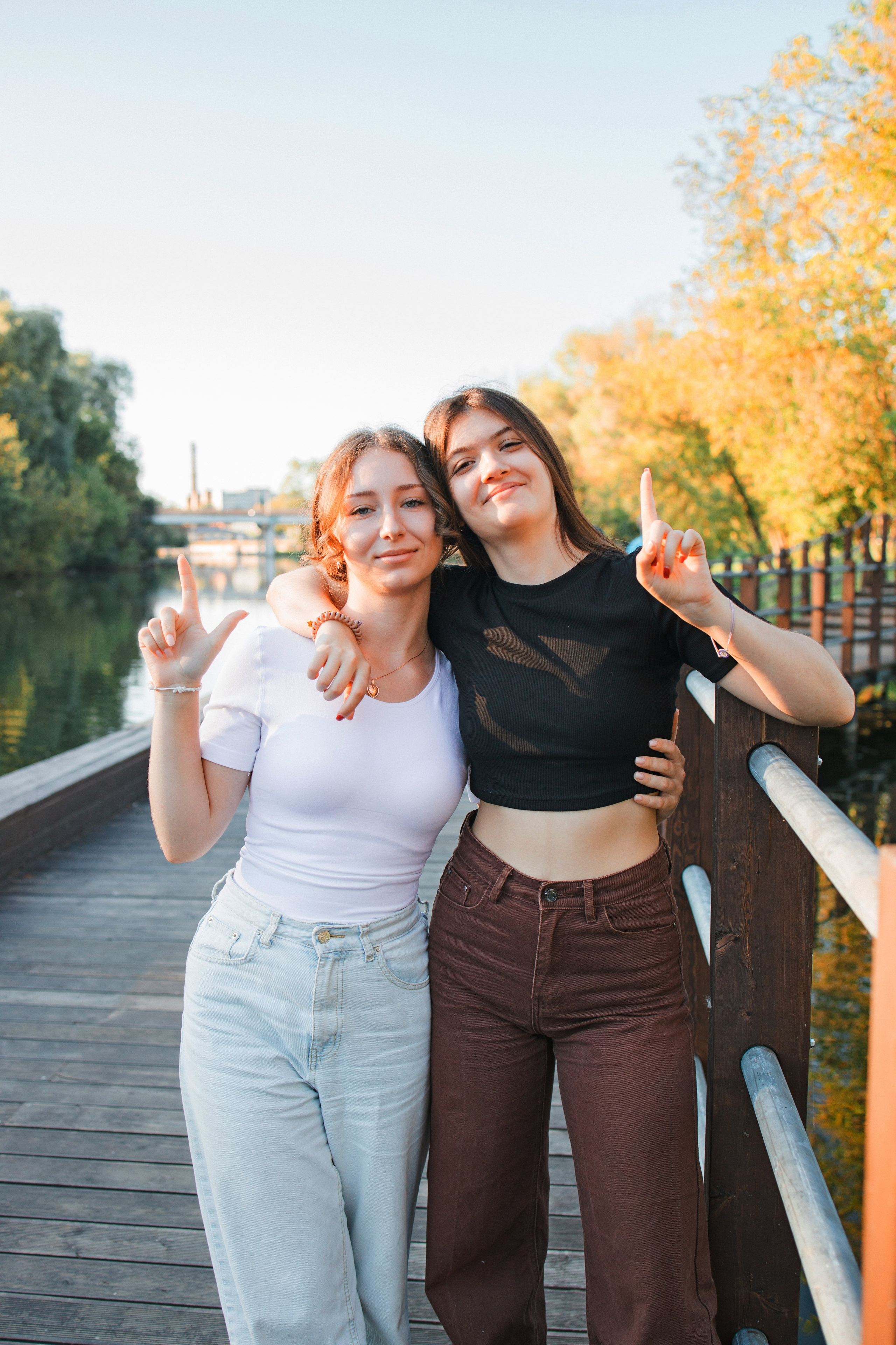 Прогулочная фотосессия на выпускной альбом с 11 классом в Серпухове. Выпускные альбомы в Серпухове