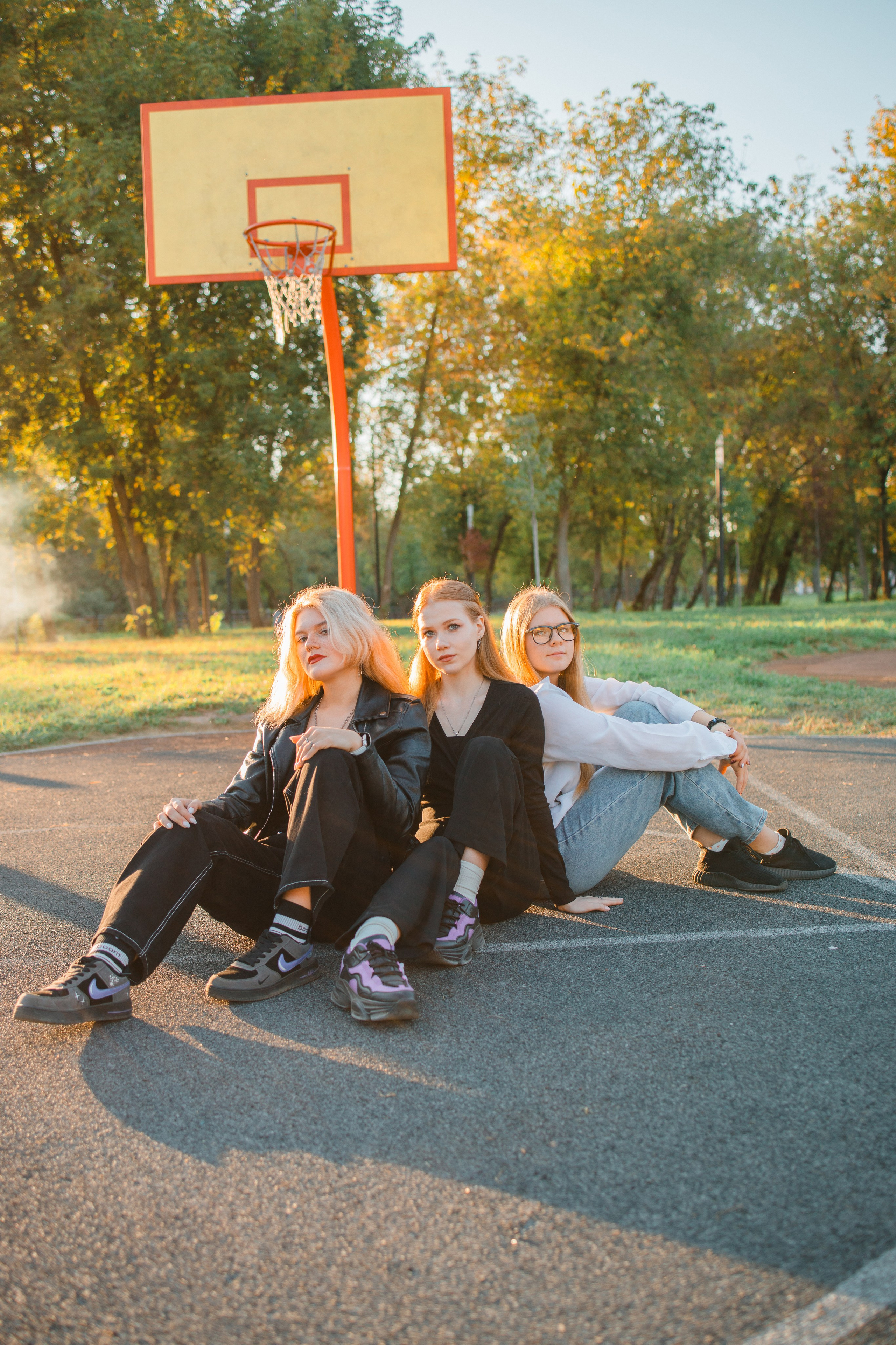 Прогулочная фотосессия на выпускной альбом с 11 классом в Серпухове. Выпускные альбомы в Серпухове