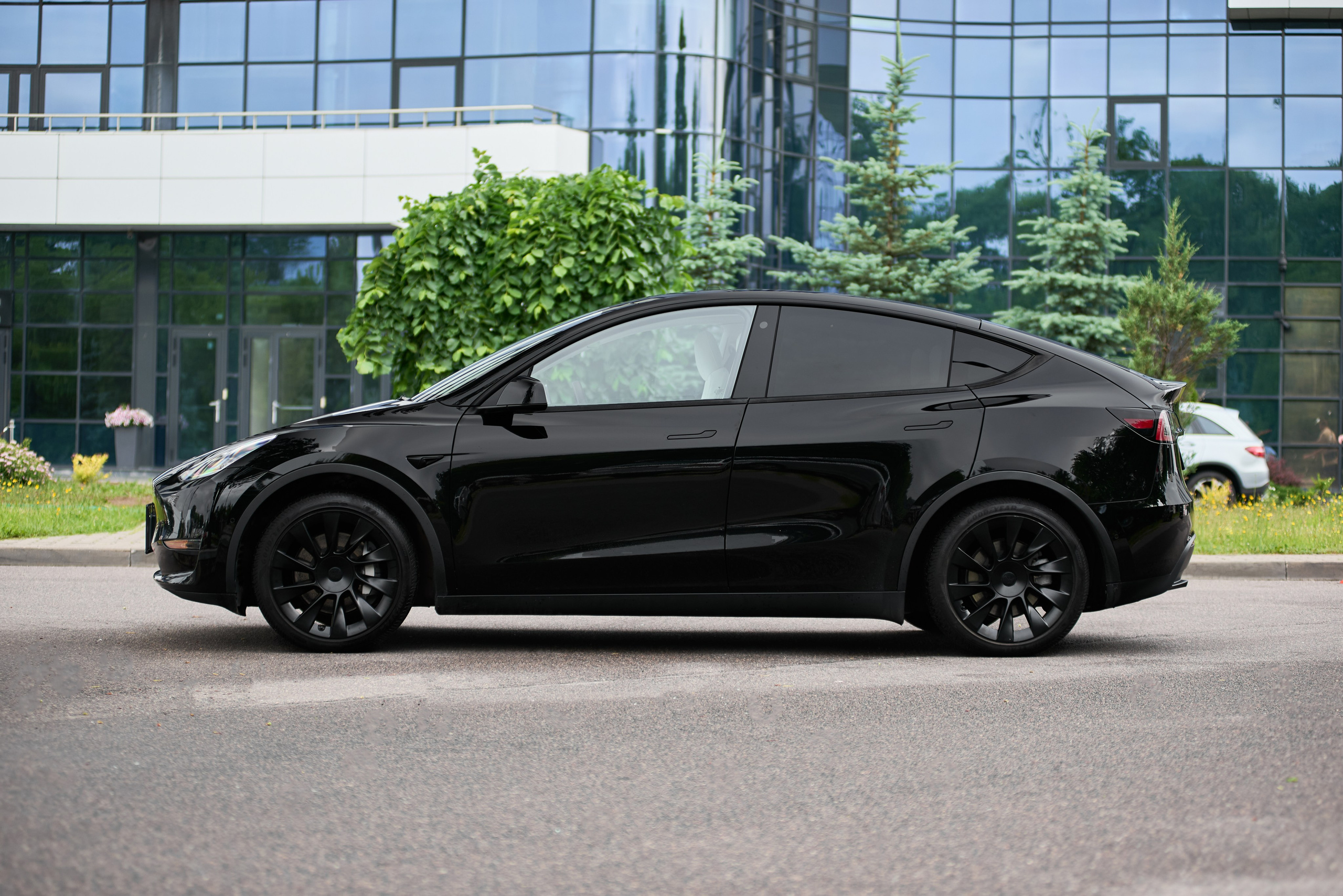 Tesla Y. Автомобильный и интерьерный фотограф в Минске Александр Тагаев