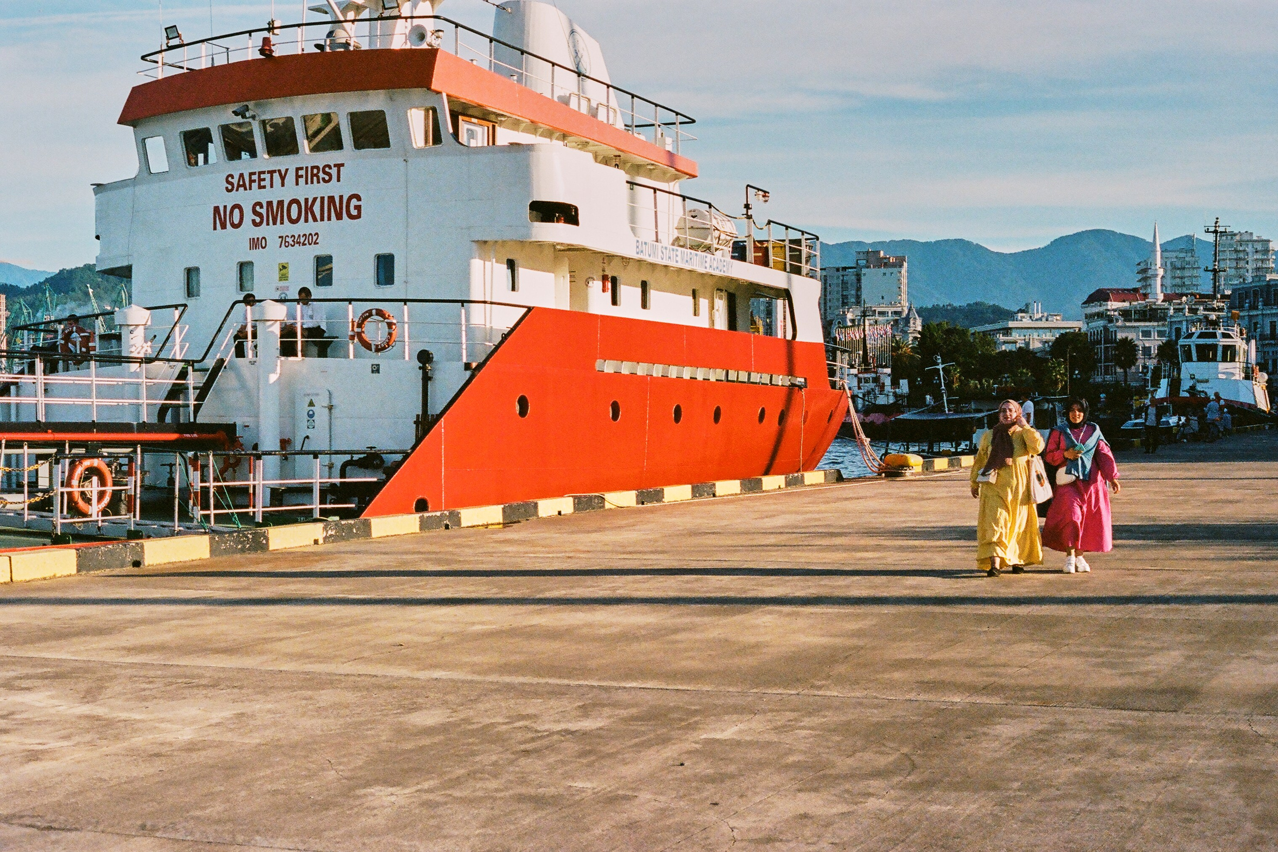 морской порт. городской пейзаж. уличная фотография