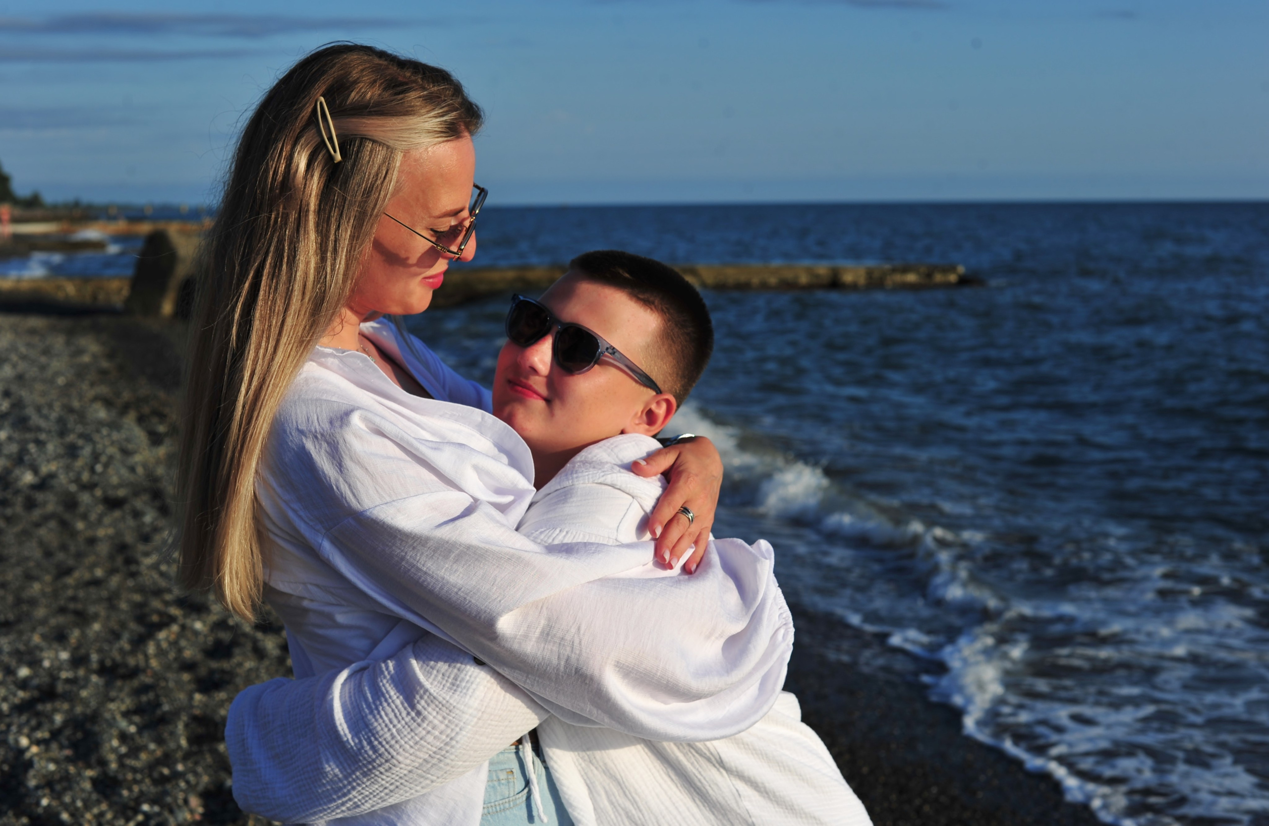 дети, ребенок, женщина, девушка, море, морской берег, побережье, Черное море, мама с сыном, мама и сын в белом, мама и ребенок в белом