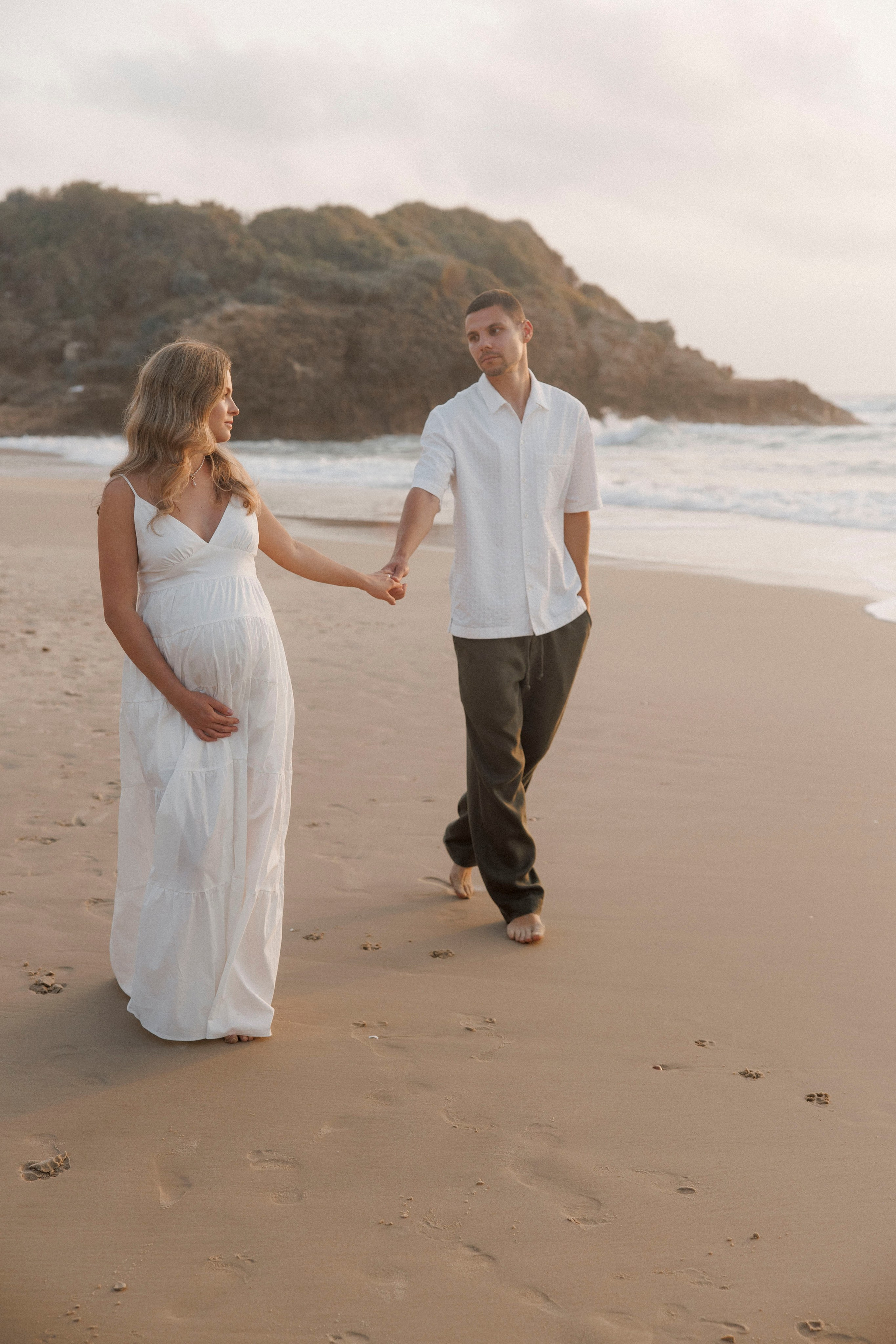 Pregnancy photoshoot near the sea (cloudy weather). Главная