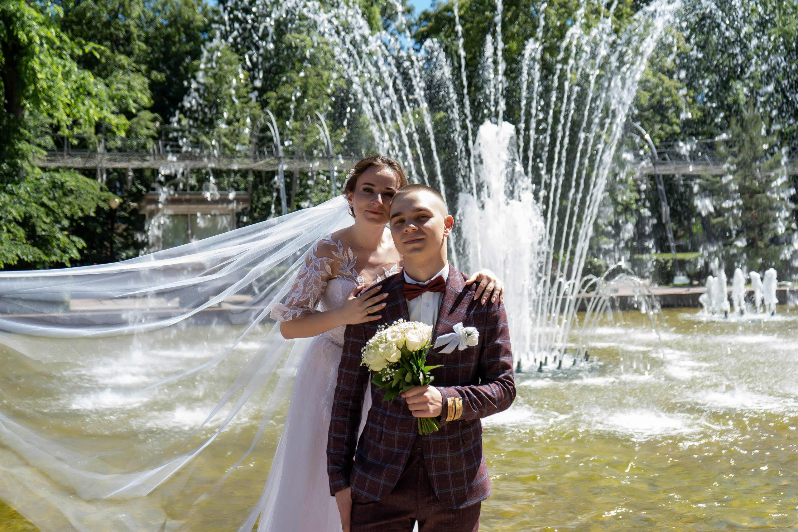 Свадебная фотосессия на фоне фонтана в Кольцовском сквере в Воронеже