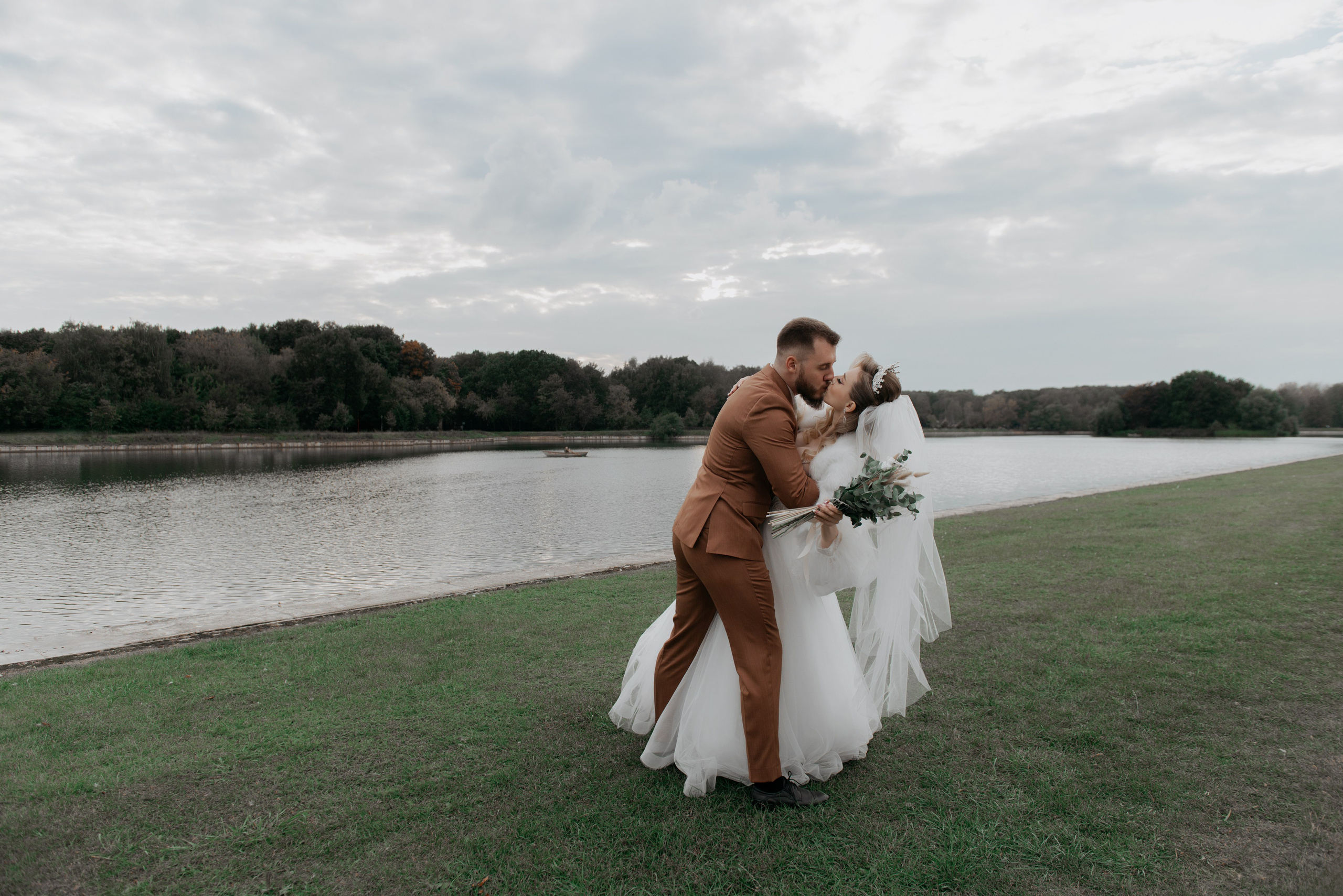 танец жениха с невестой в саду