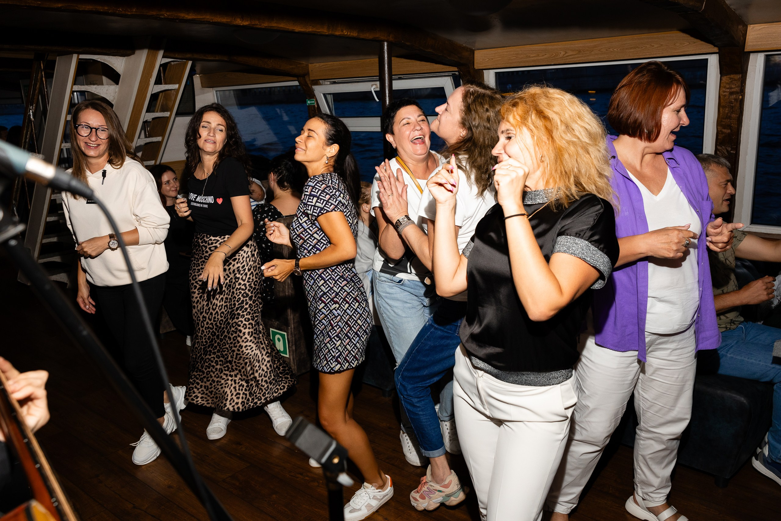 Танцы на нижней палубе теплохода