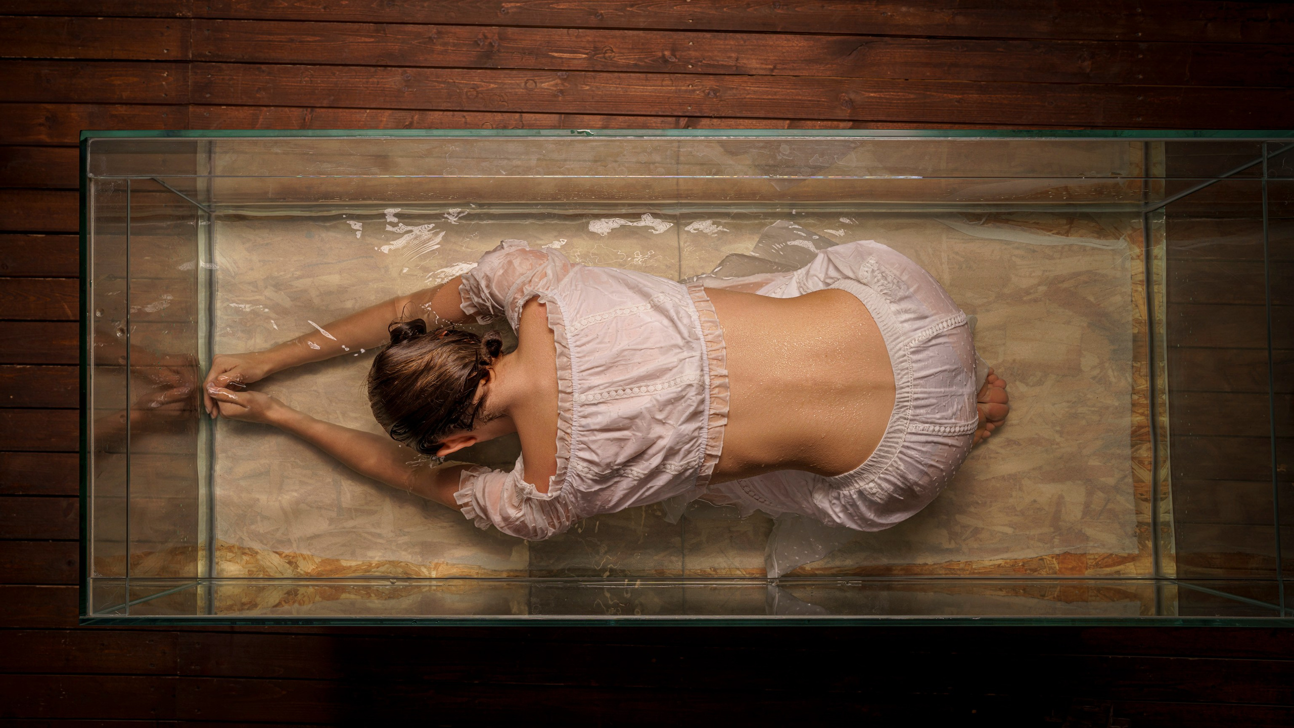 Юля в аквариуме. Фотограф Сергей Танков