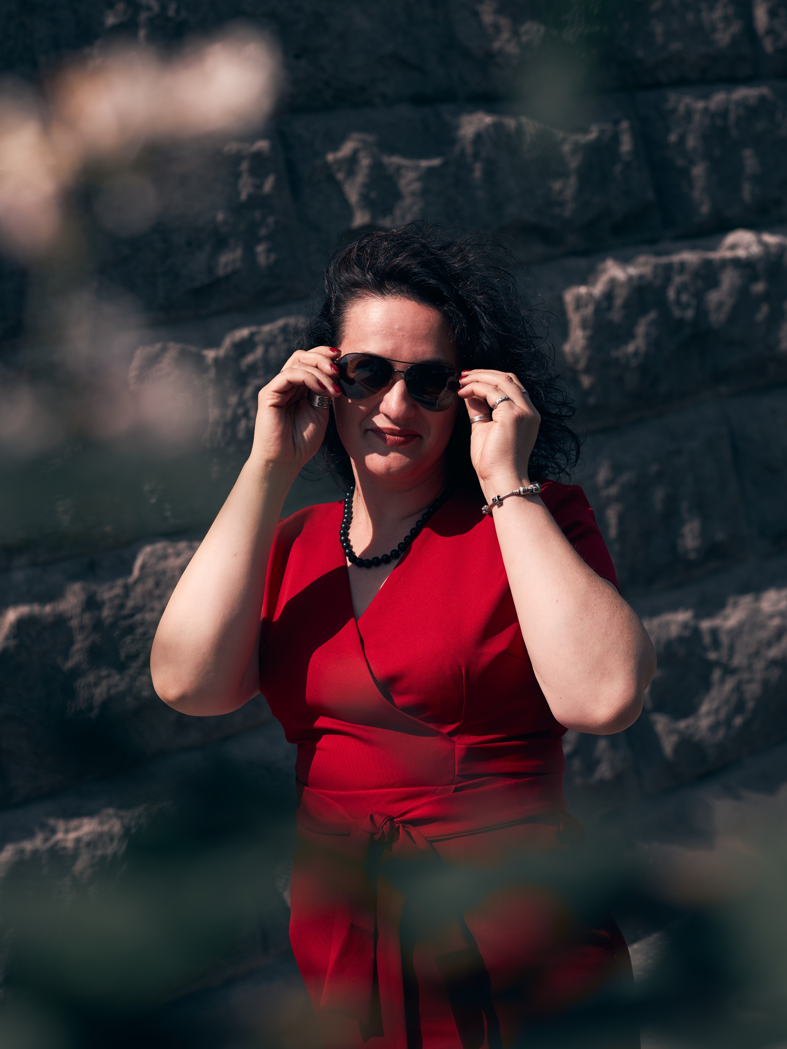 Портрет девушки в красном платье сквозь ветки сирени рядом с метро Площадь Революции