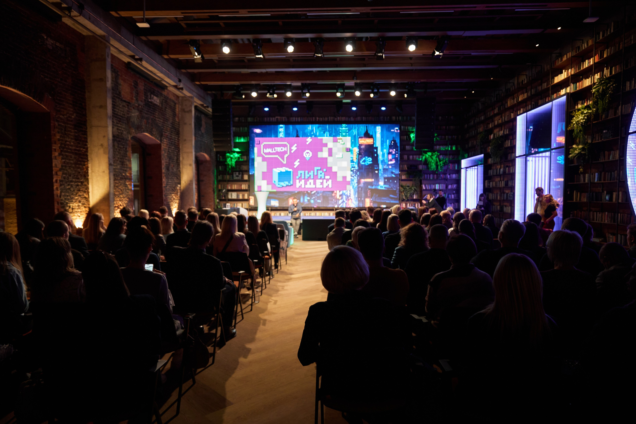 Репортажная фотосъемка в тёмном помещении с дополнительным светом. КонТайм: профессиональная съемка для организаций