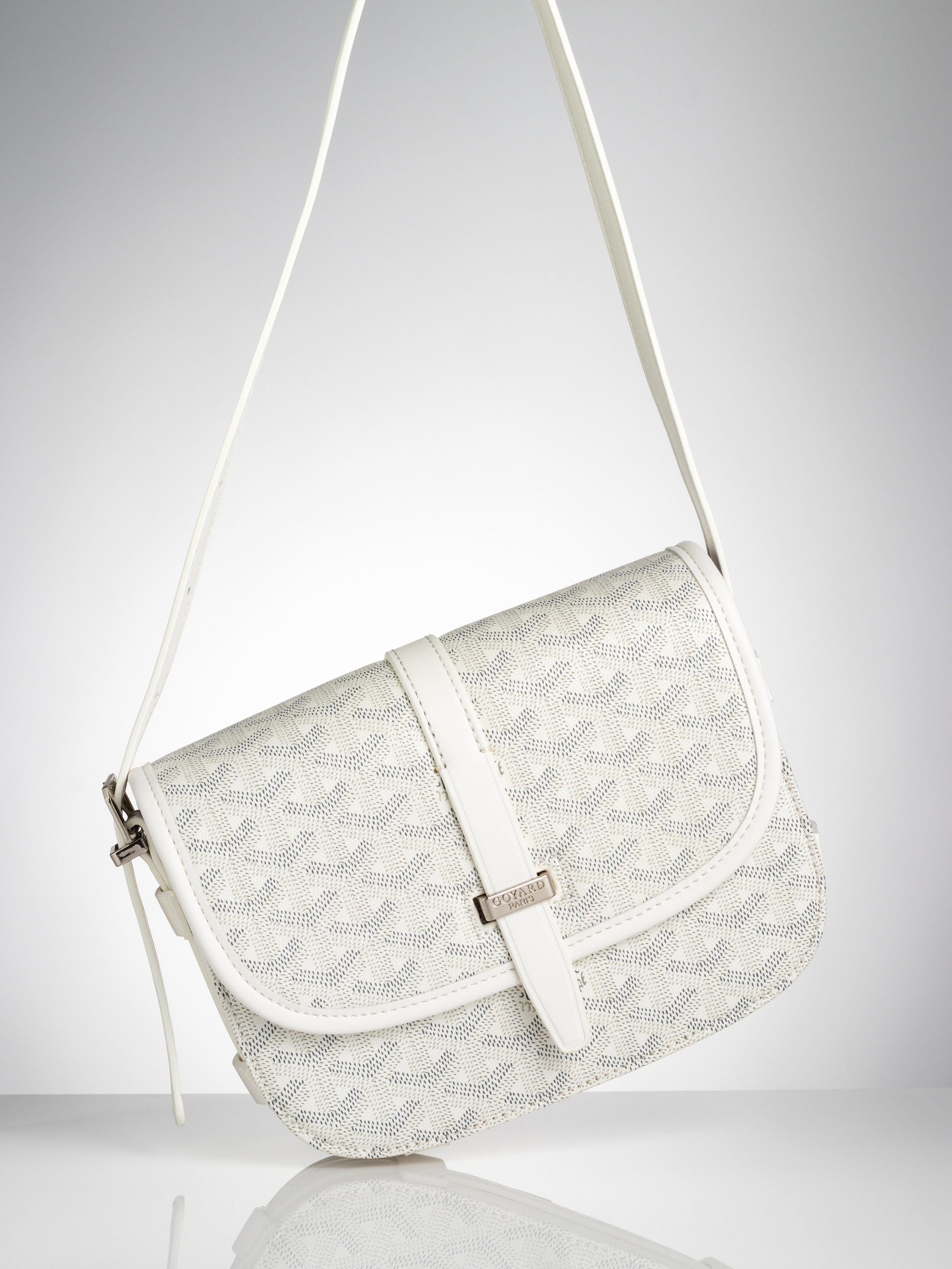 Cумка Gоyard белая на белом фоне