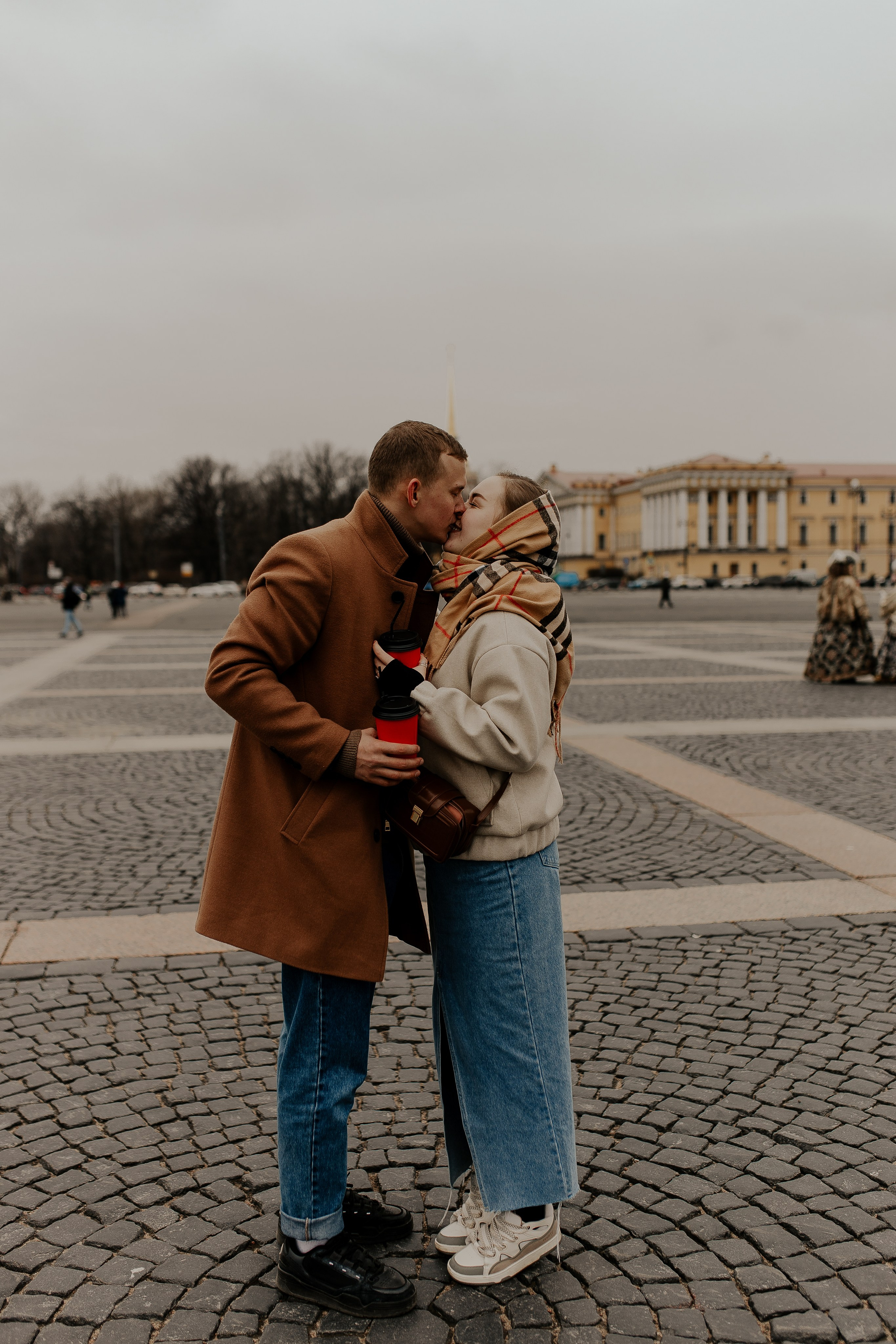 Пара гуляет по Петербургу. Фотограф в Санкт-Петербурге Лиза Семченкова