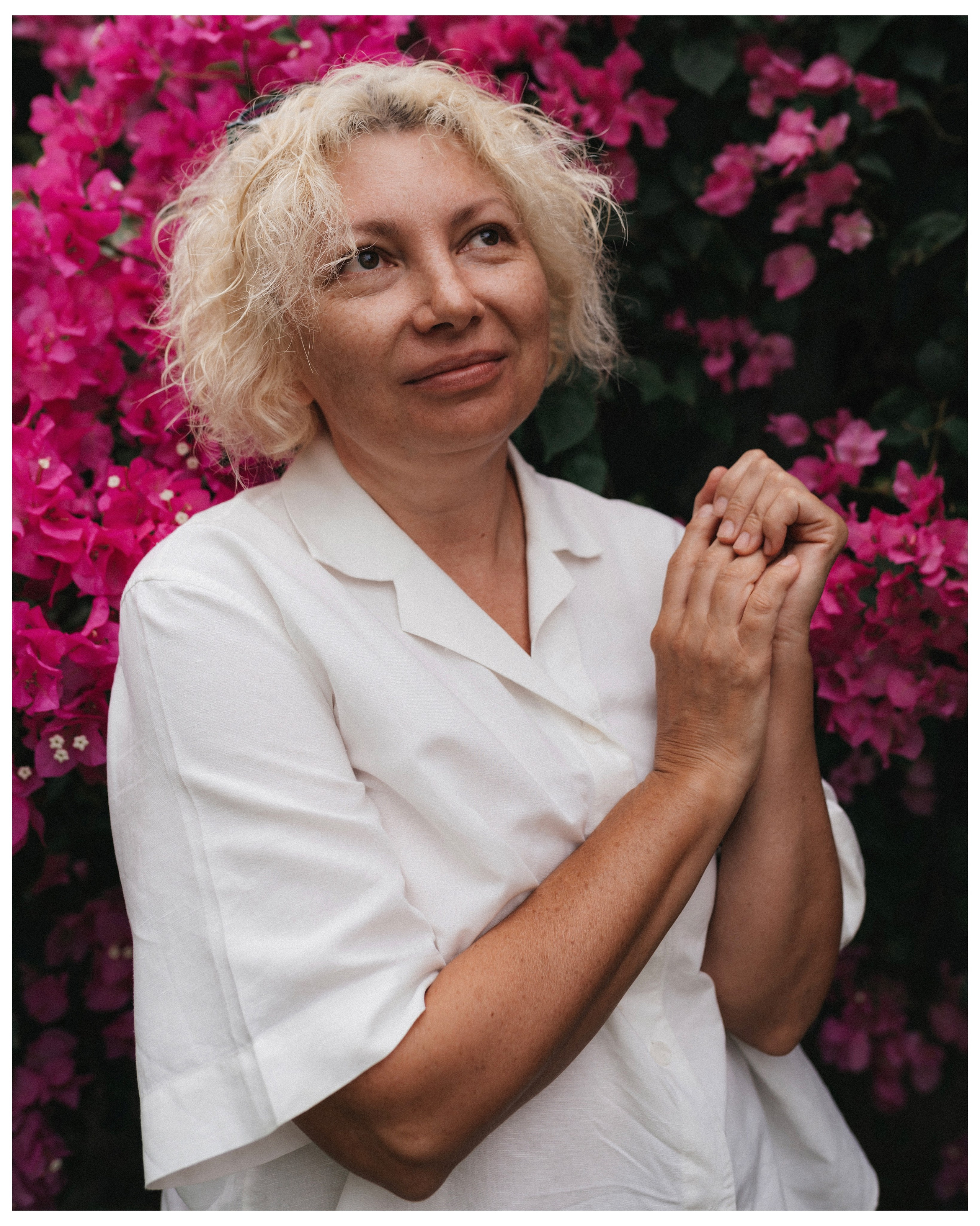 Портрет бабушки у ярких цветов, мягкий свет, крупный план