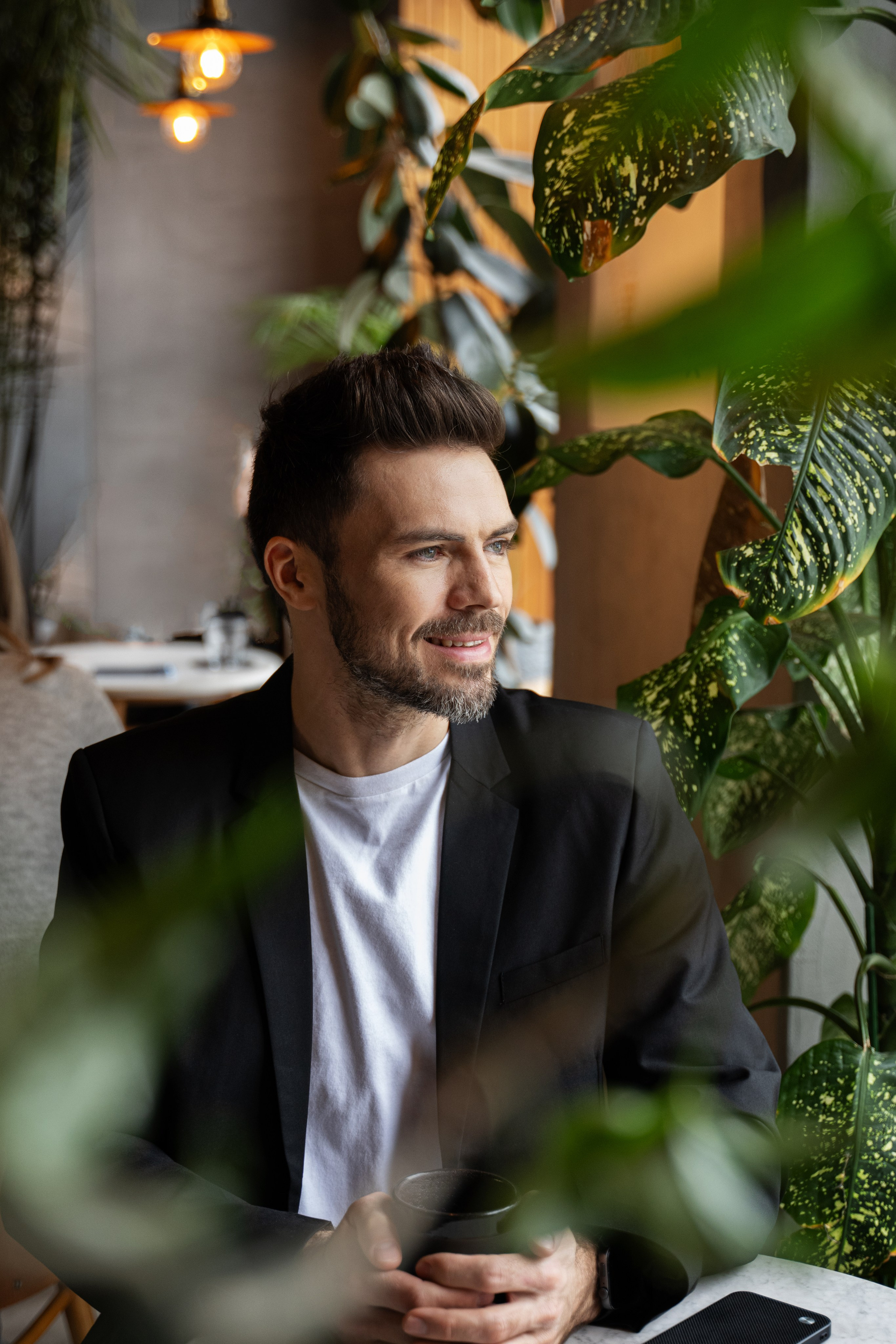 Красавчик в кафе. Главная