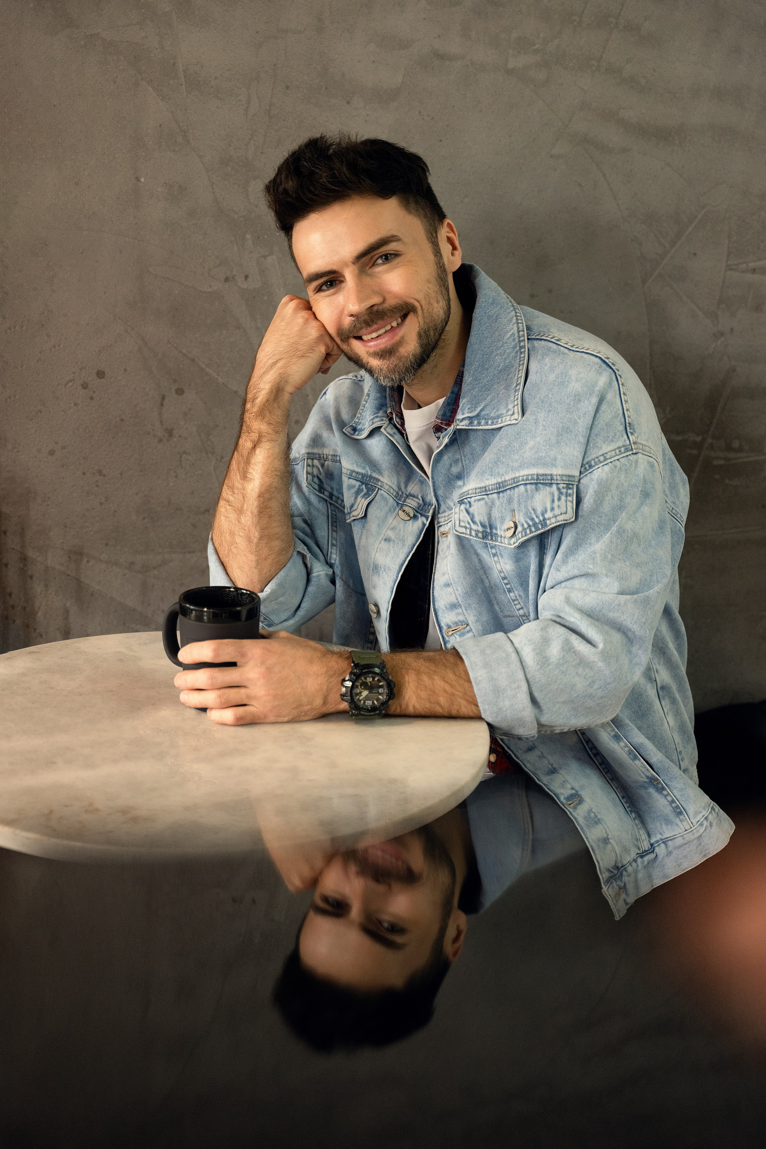 Красавчик в кафе. Главная