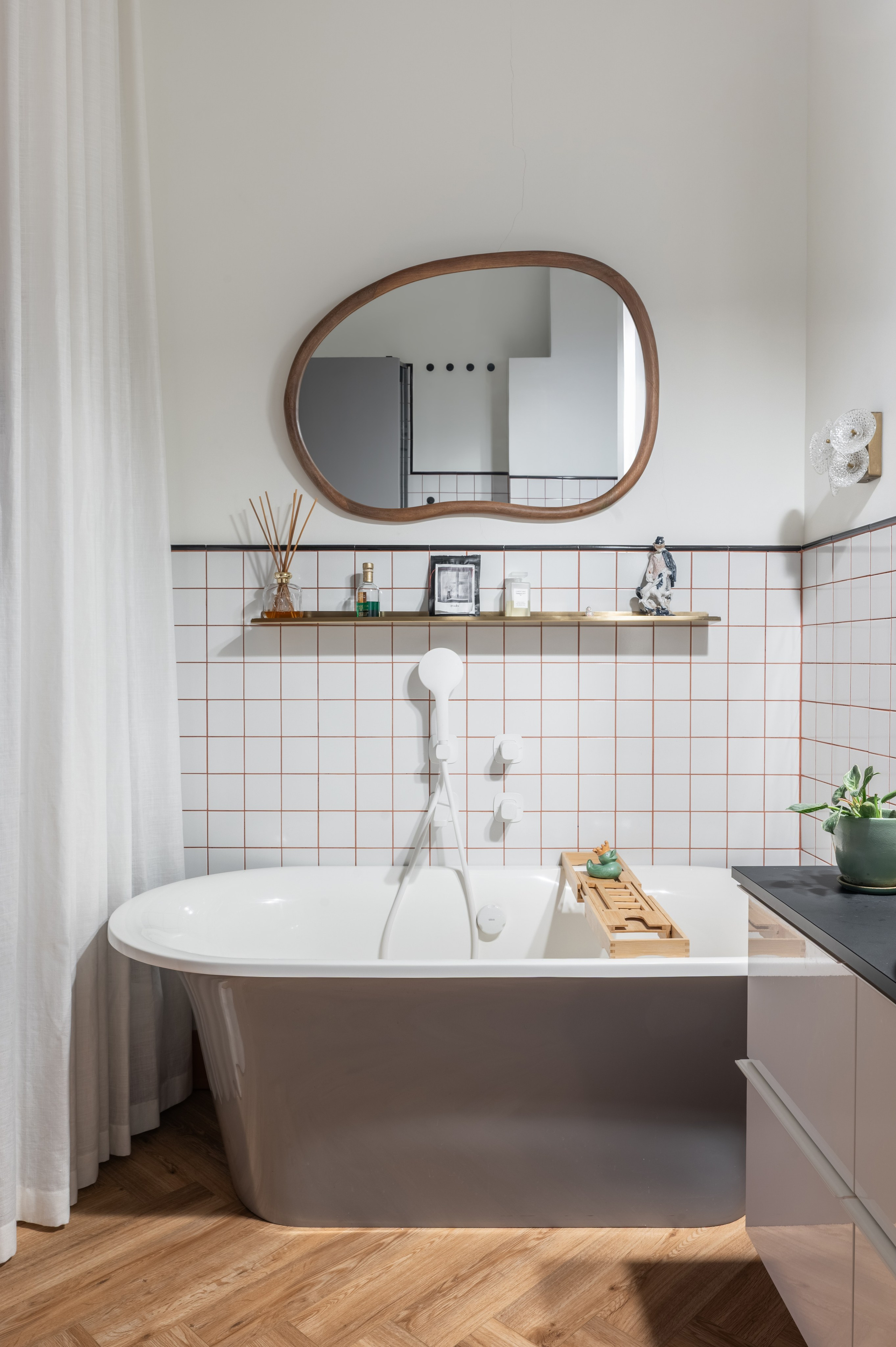 Санузел с лаконичной отделкой, интерьерная фотография Артура Попова.