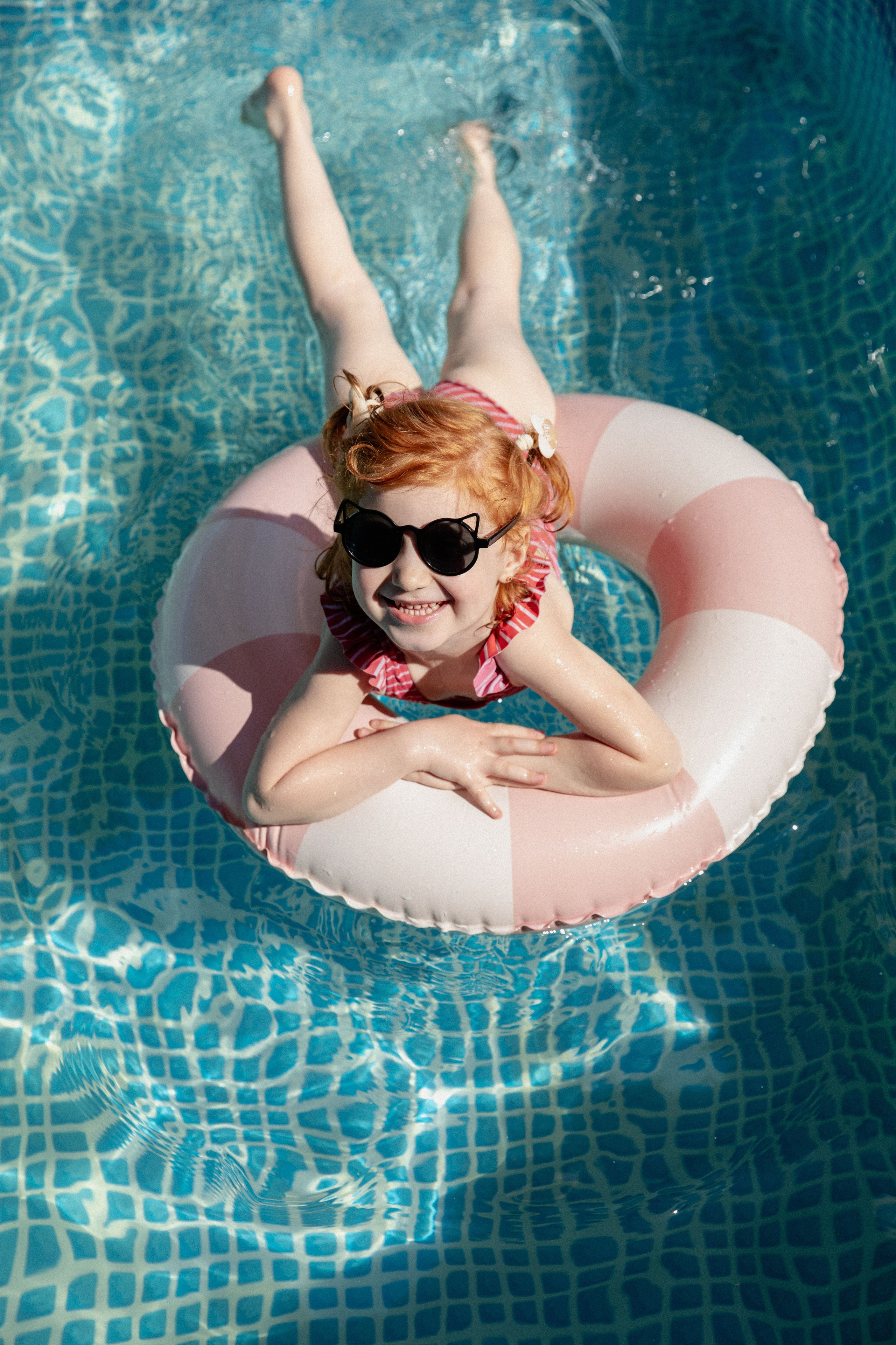 Летняя съемка девочки в саду, в бессейне, с шезлонгом, зонтиком и сахарной ватой. Фотограф новорожденных, детский фотограф  Москва.Семейная съемка Москва. Семенова Анна