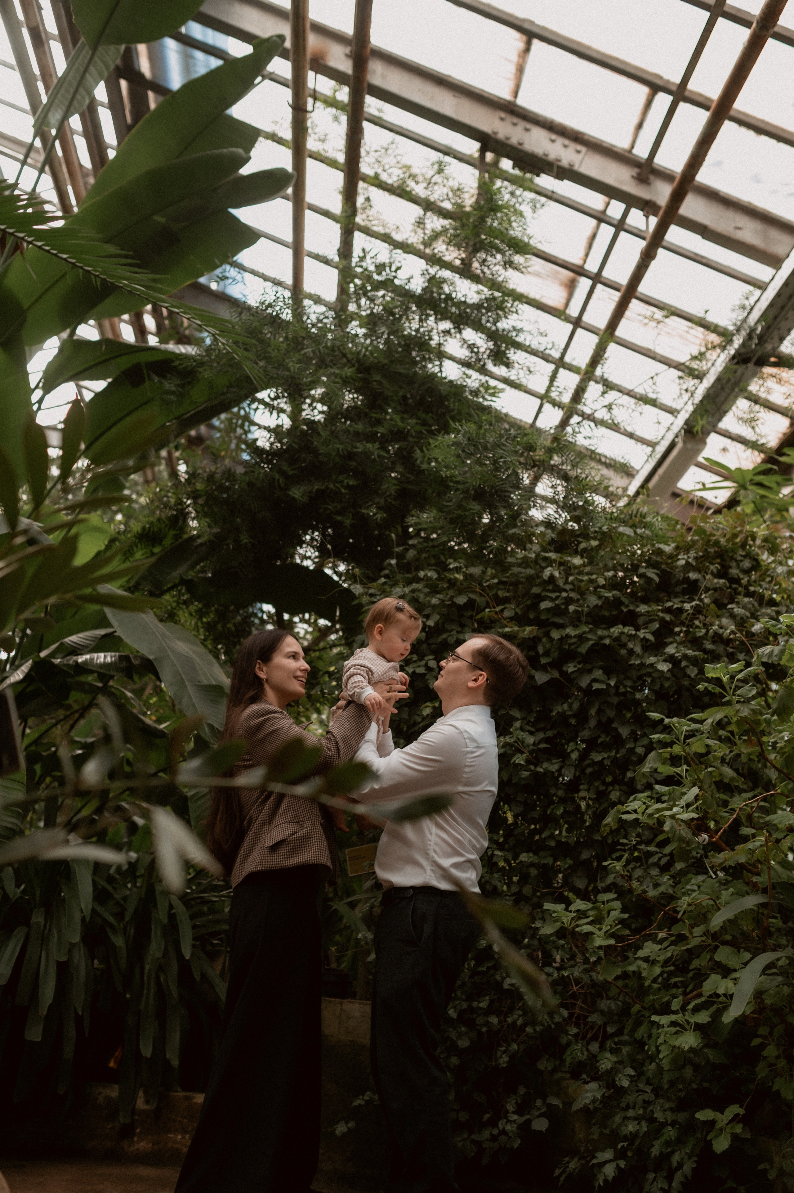 Илья, Ирина и Ева в Оранжерее. Семейный и свадебный lifestyle-фотограф в Москве Мария Петрова