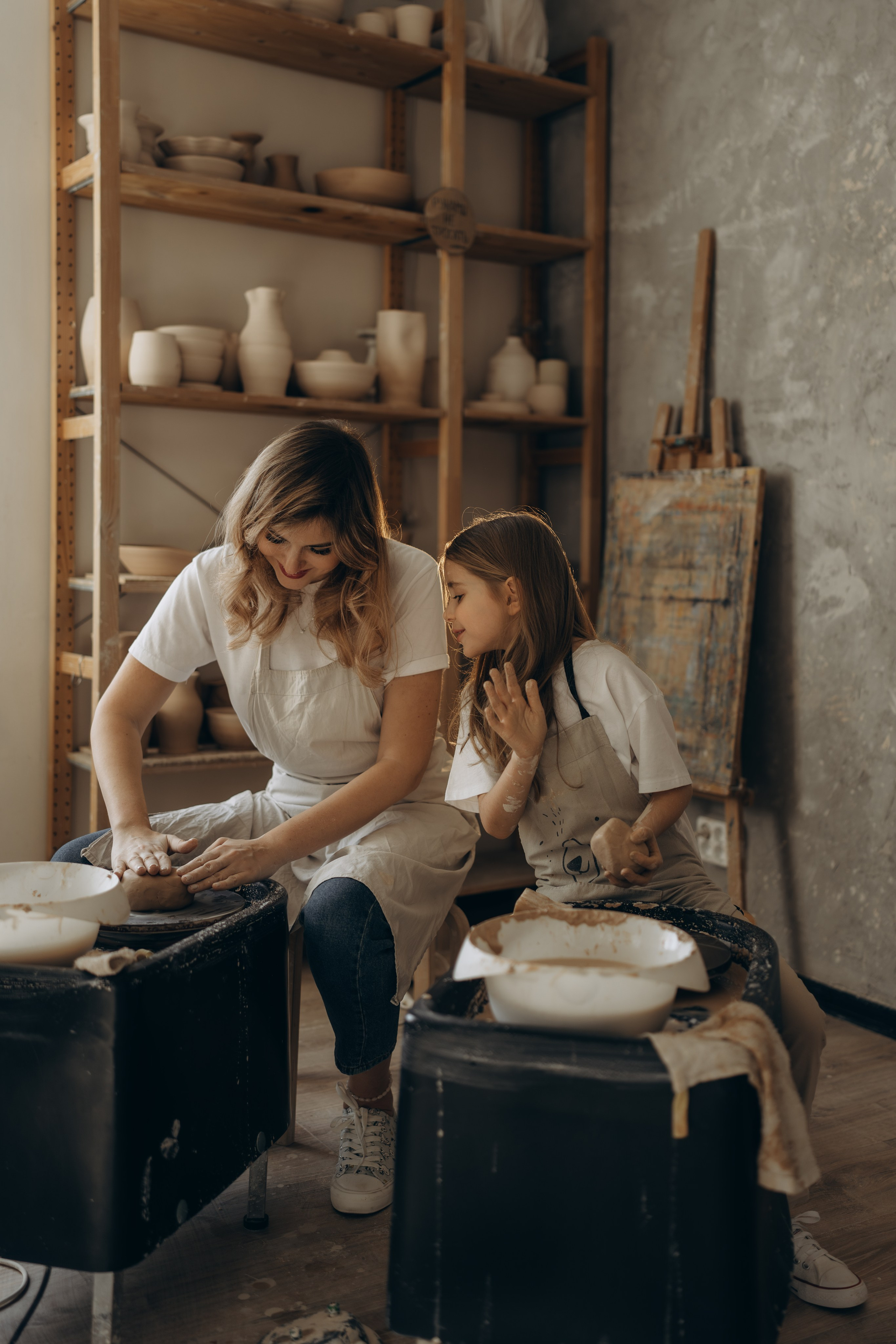 В гончарной мастерской. Семейный фотограф Москва. Фотограф беременности и материнства Москва