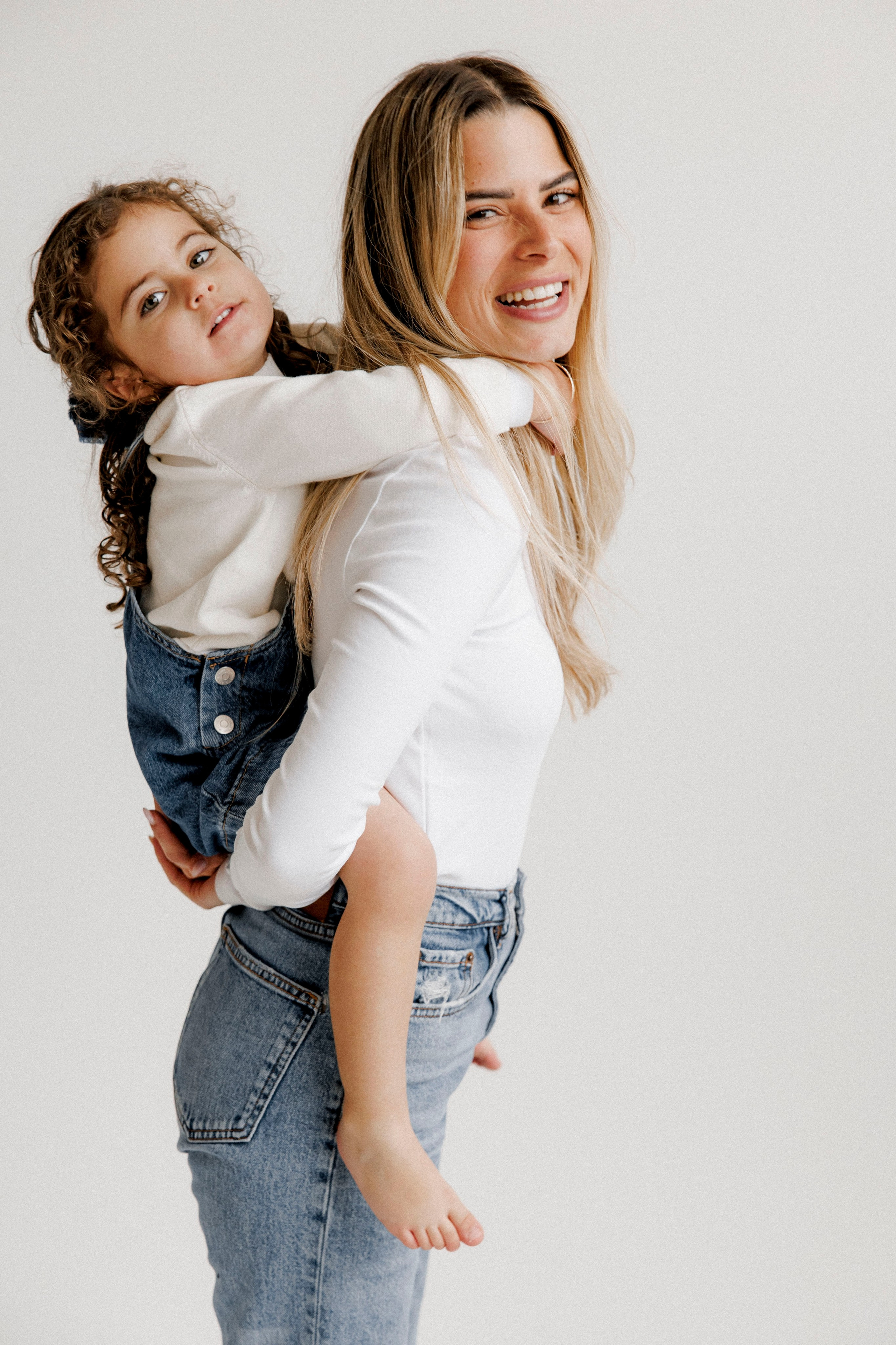 Family photoshoot in White Studio. Wedding and family photographer