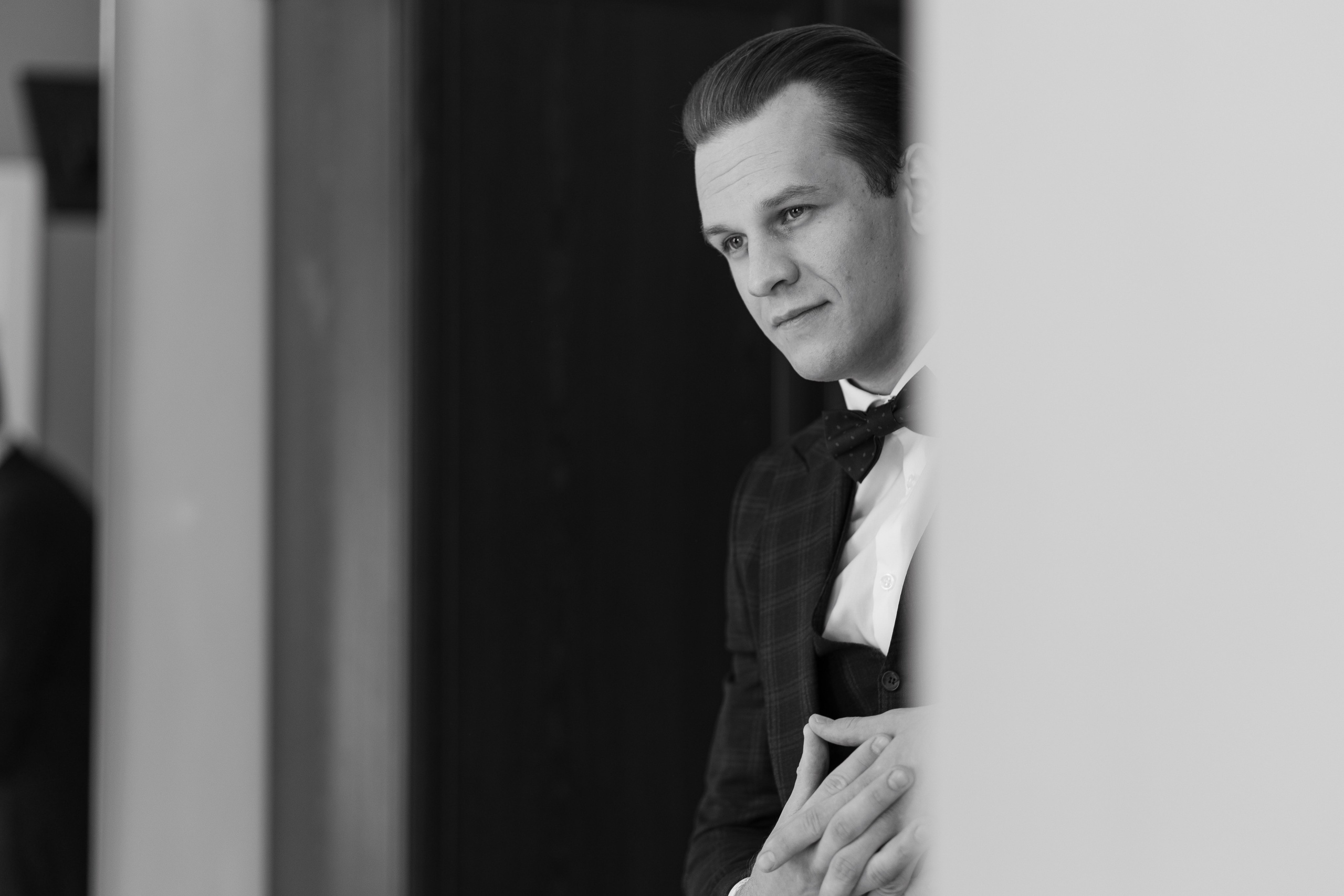 На портрете жених в полупрофиль стоит за дверью.