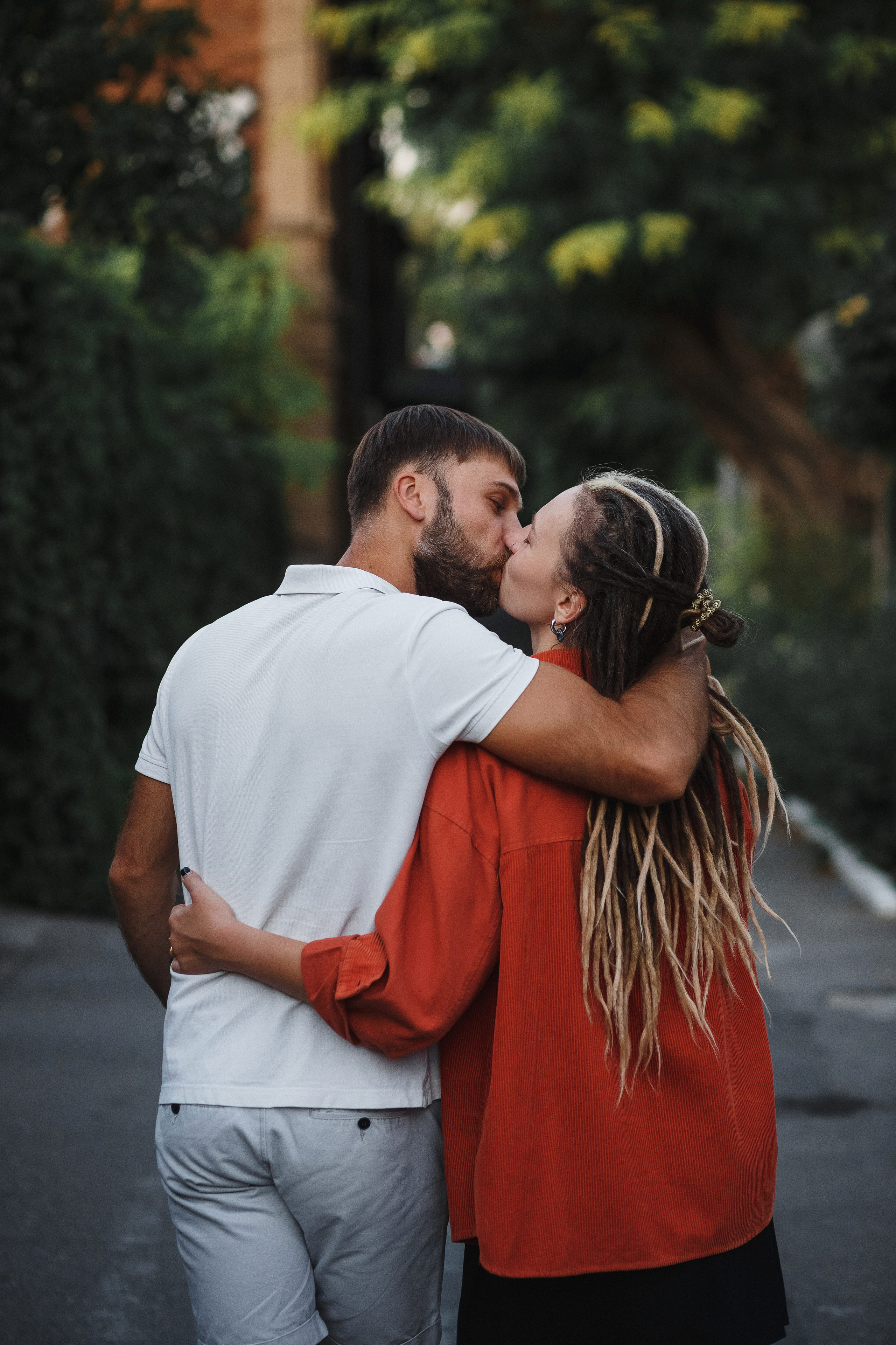 Фотосессия на Октябрьской площади Таганрога: История любви Глеба и Ани в центре города. Свадебный и семейный фотограф в Таганроге Бакарюк Антон