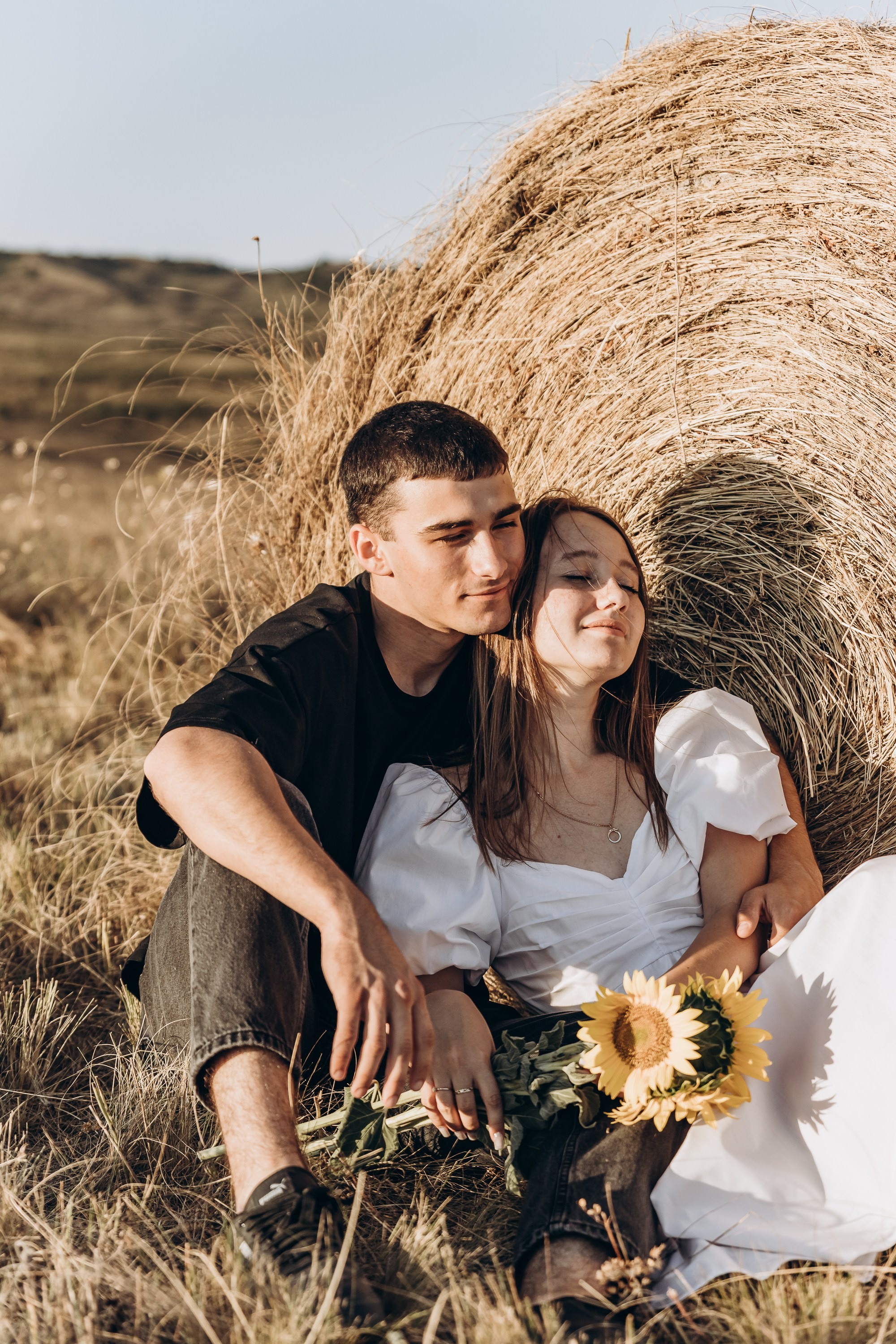 Девушка с букетом цветов, ожидающая своего возлюбленного у кафе