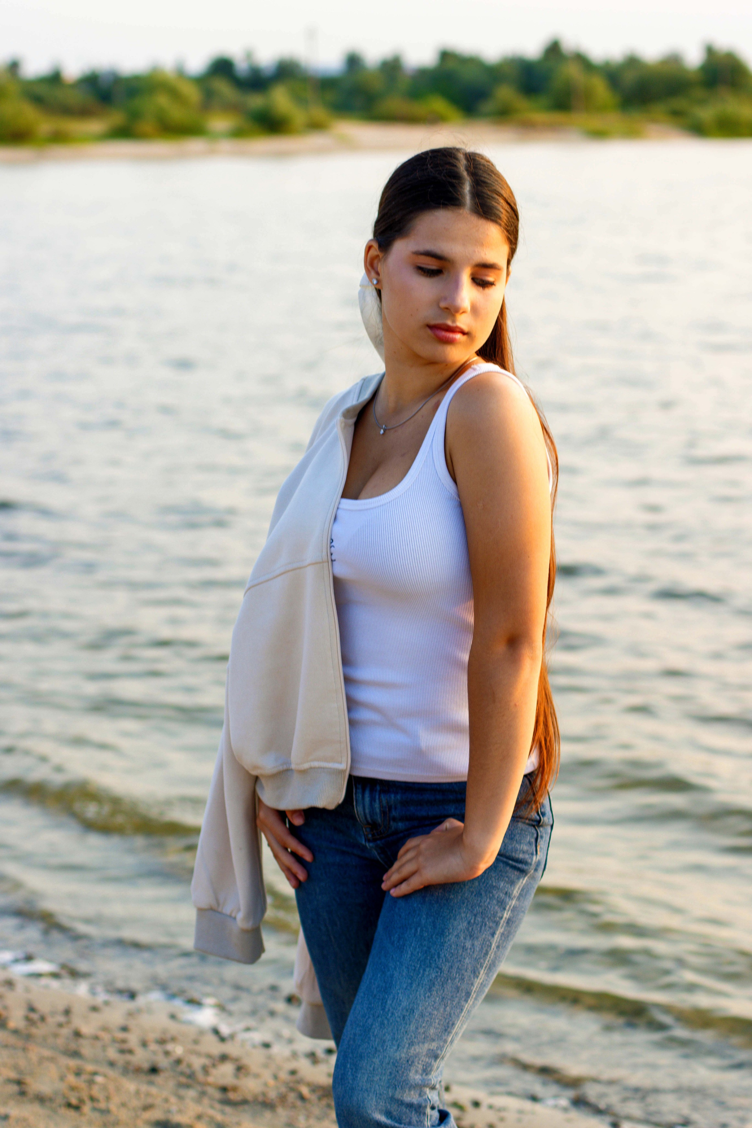 Эмилия у озера. Фотограф Татьяна Матрос