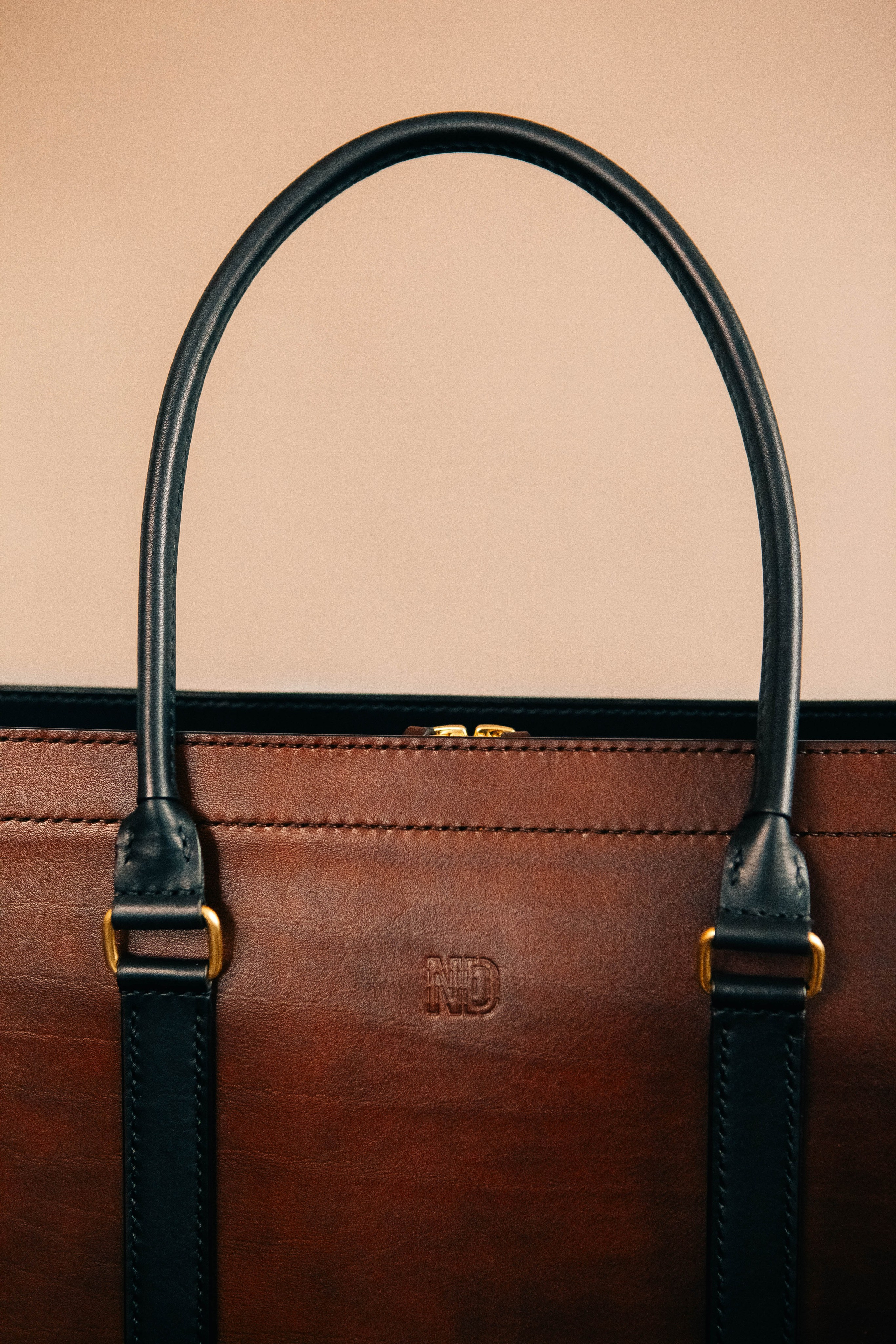 Анна Гречаная и изделие Дана Настаса 💼. Фотограф Ольга Крукле