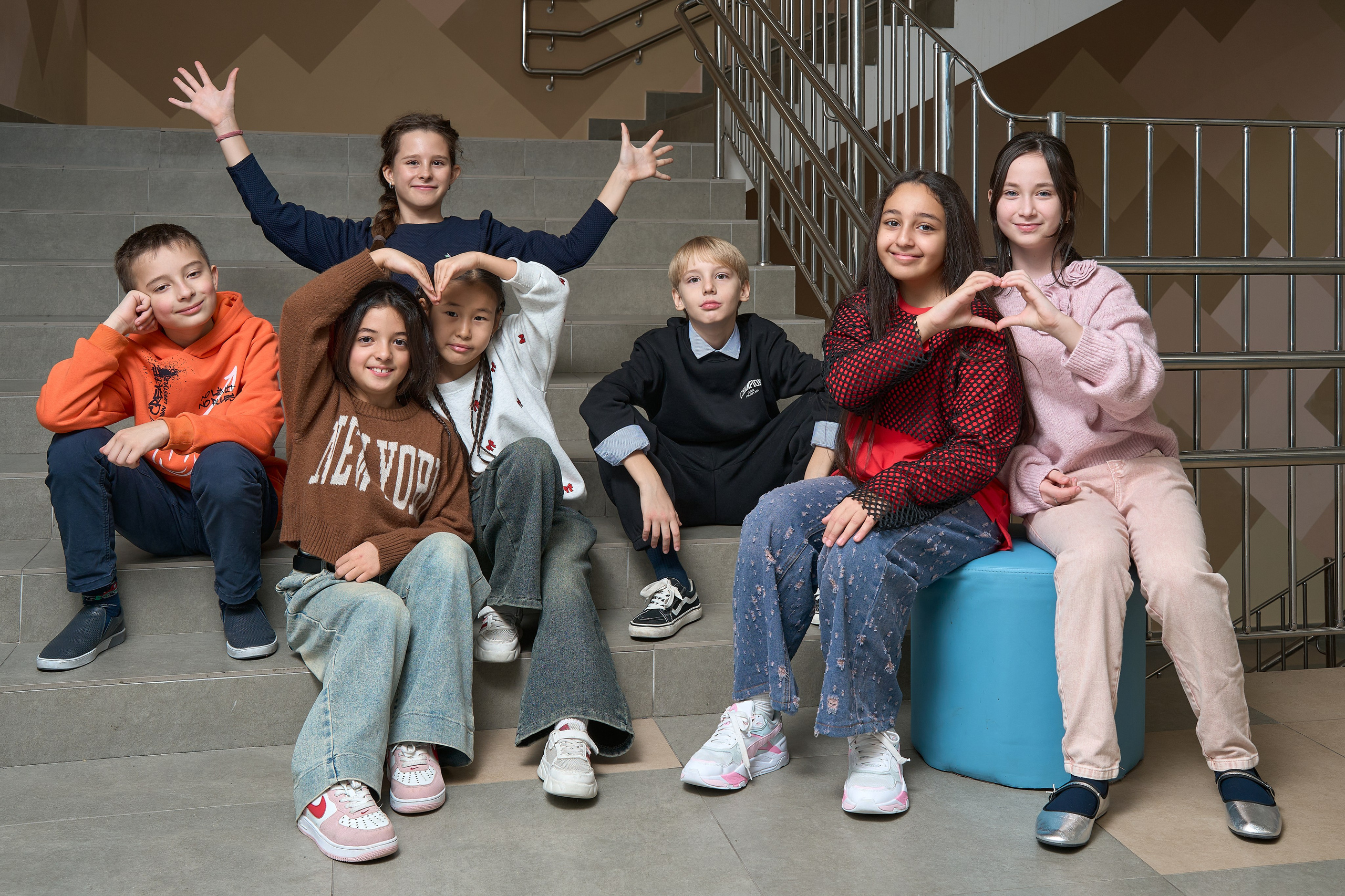 дети начальной школы вместе смеются на лестнице групповое фото