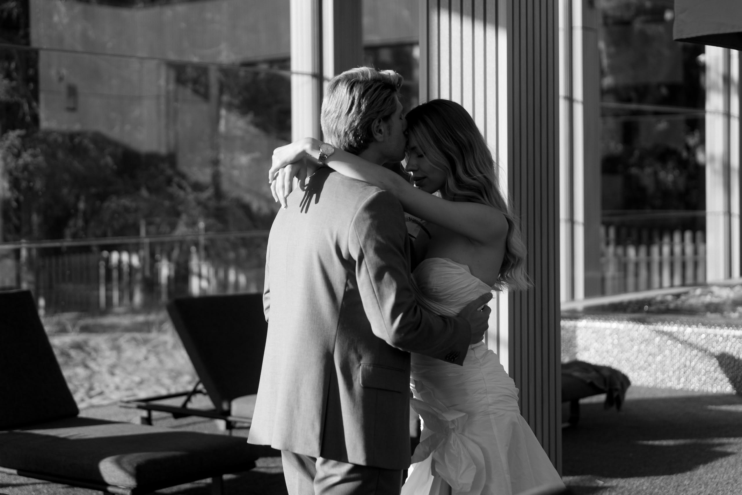 Свадебная съёмка в Репино: отель, веранда, бассейн и прогулка по пляжу. Свадебный фотограф Дмитрий Родионов — Санкт-Петербург и Ленинградская область