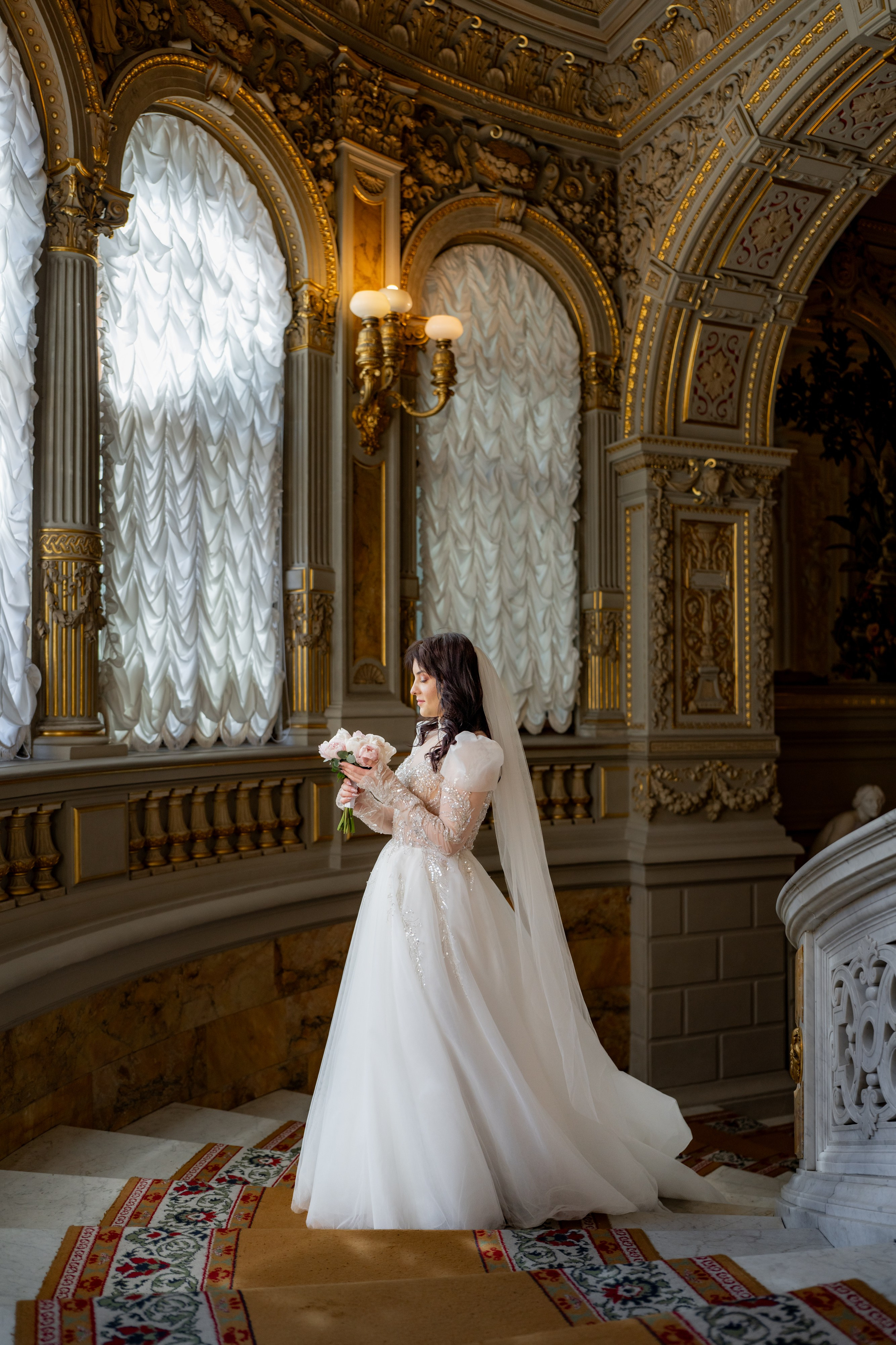 Свадебная фотосессия в Доме ученых, Дворце князя Владимира в Санкт-Петербурге. Портрет невесты на главной лестнице.