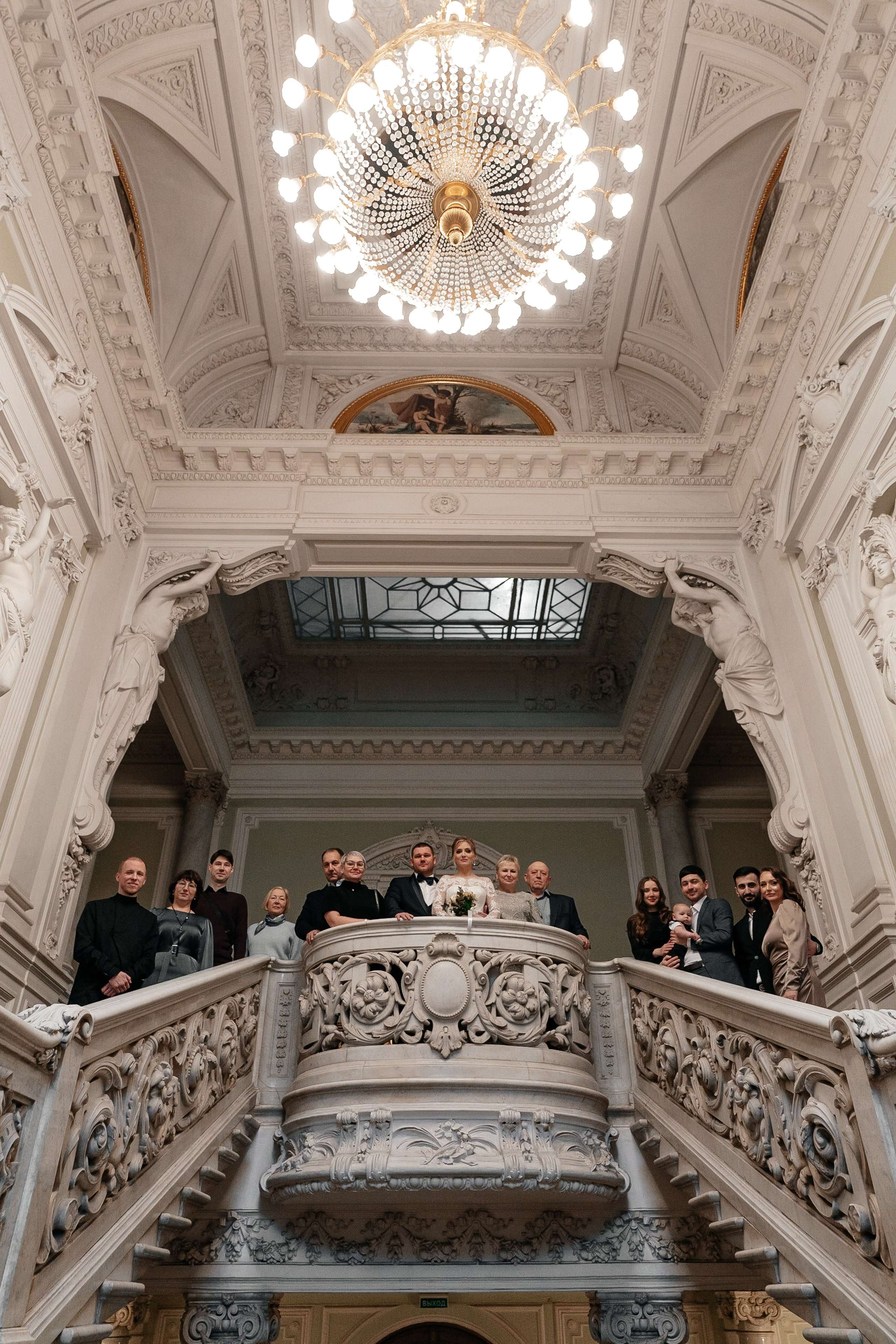 Общее семейное фото на лестнице во дворце №1 на Английской набережной