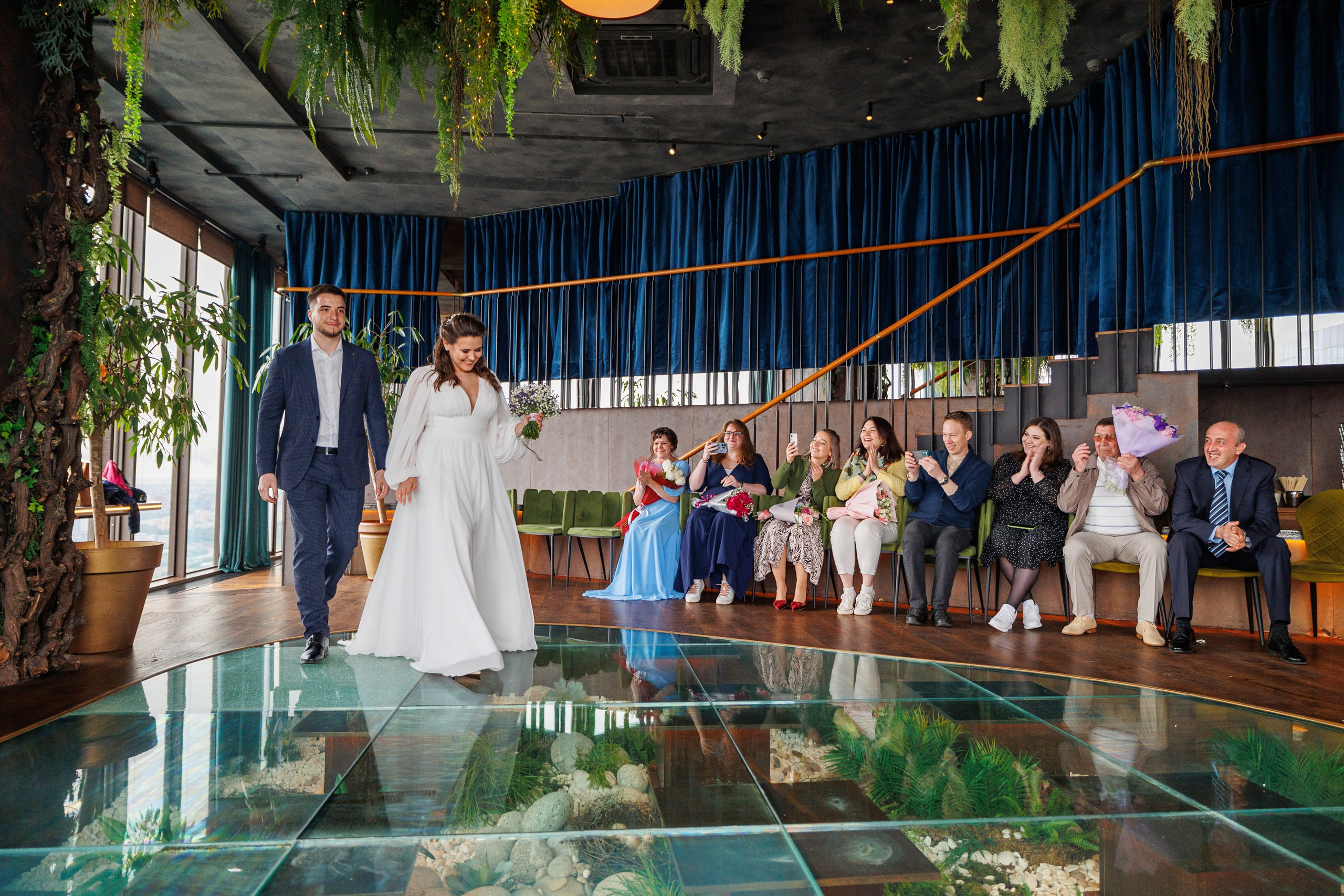 Фотограф на регистрацию в ЗАГС Москва Сити Birds Башня ОКО. Примеры фото, отзывы молодоженов и заявка на регистрацию через официальный сайт.