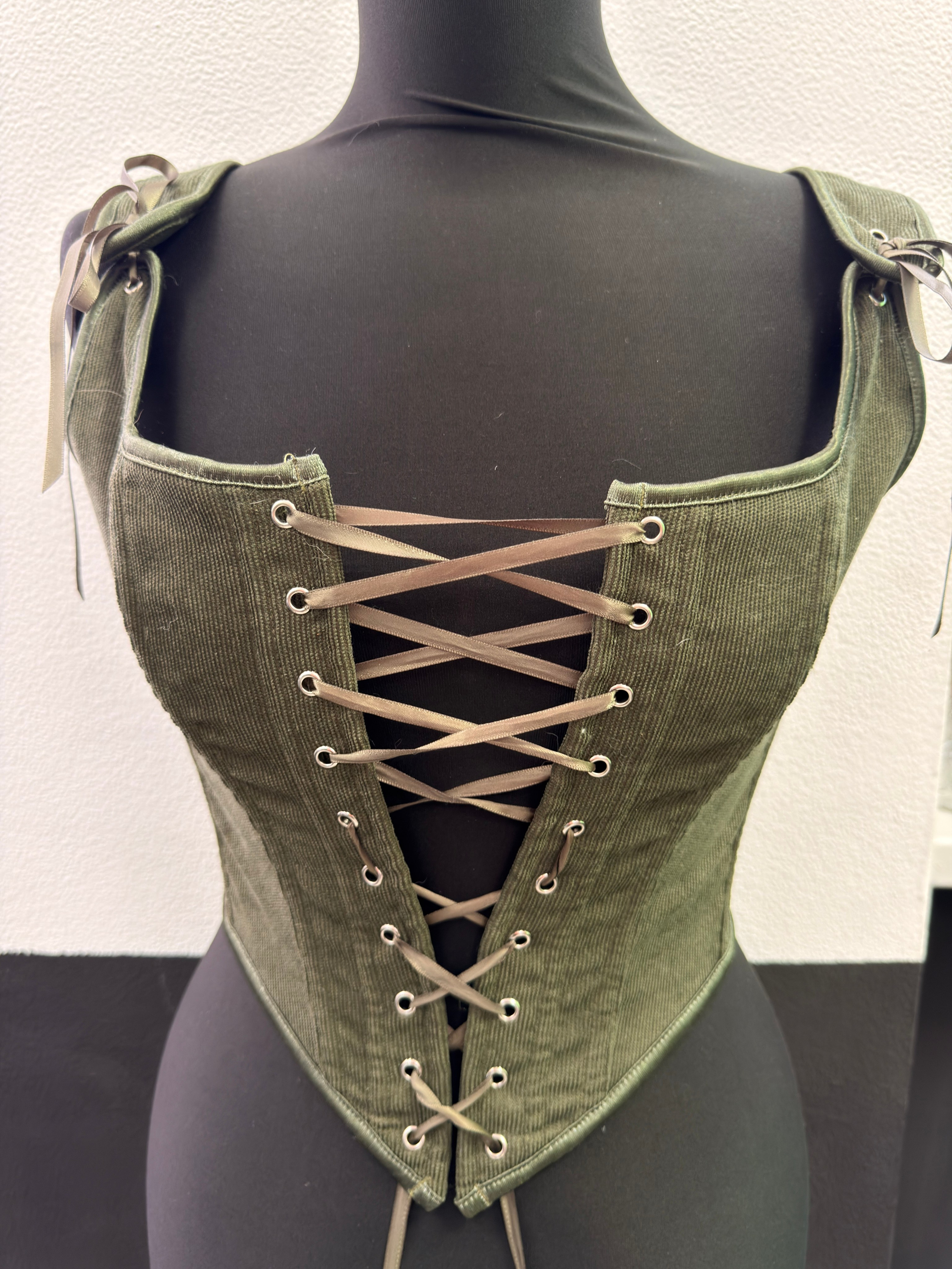 Корсеты в аренду. Аренда костюмов, платьев и реквизита для фотосессий на Камчатке