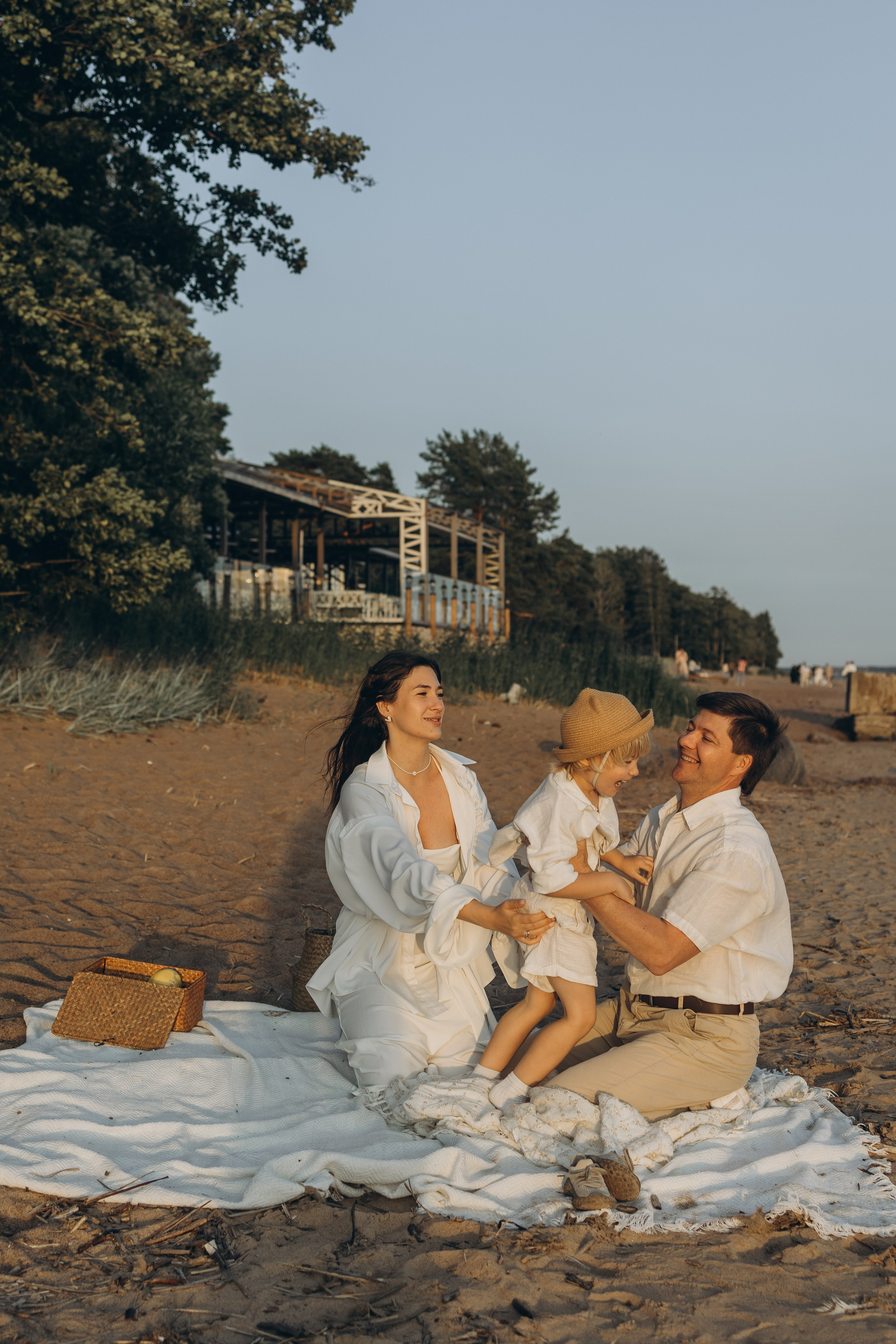 Эмилия, Дмитрий и Демид на Финском заливе. Семейный фотограф в Москве Виктория Ястребинская