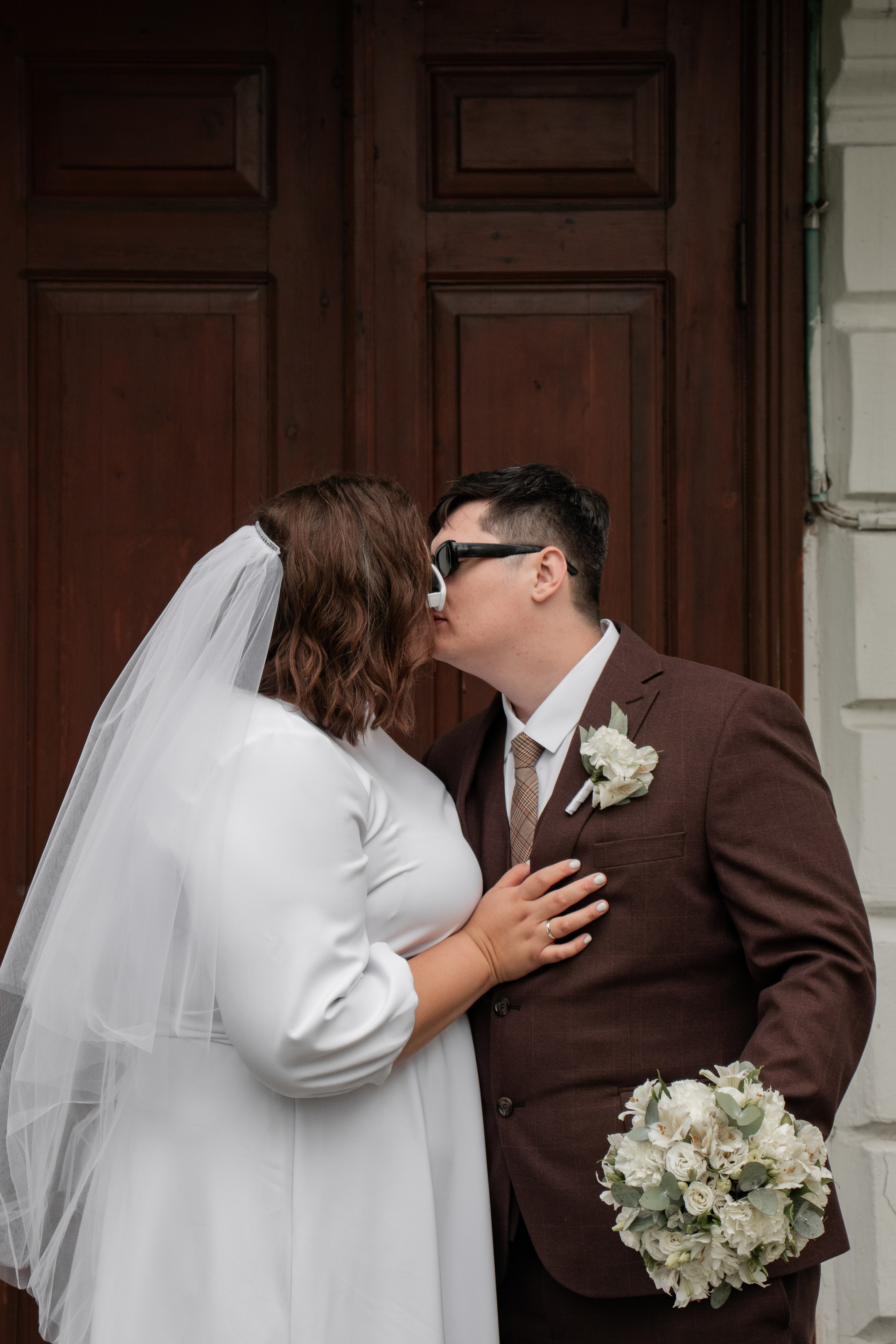 Свадебная прогулочная фотосессия возле Томского государственного университета