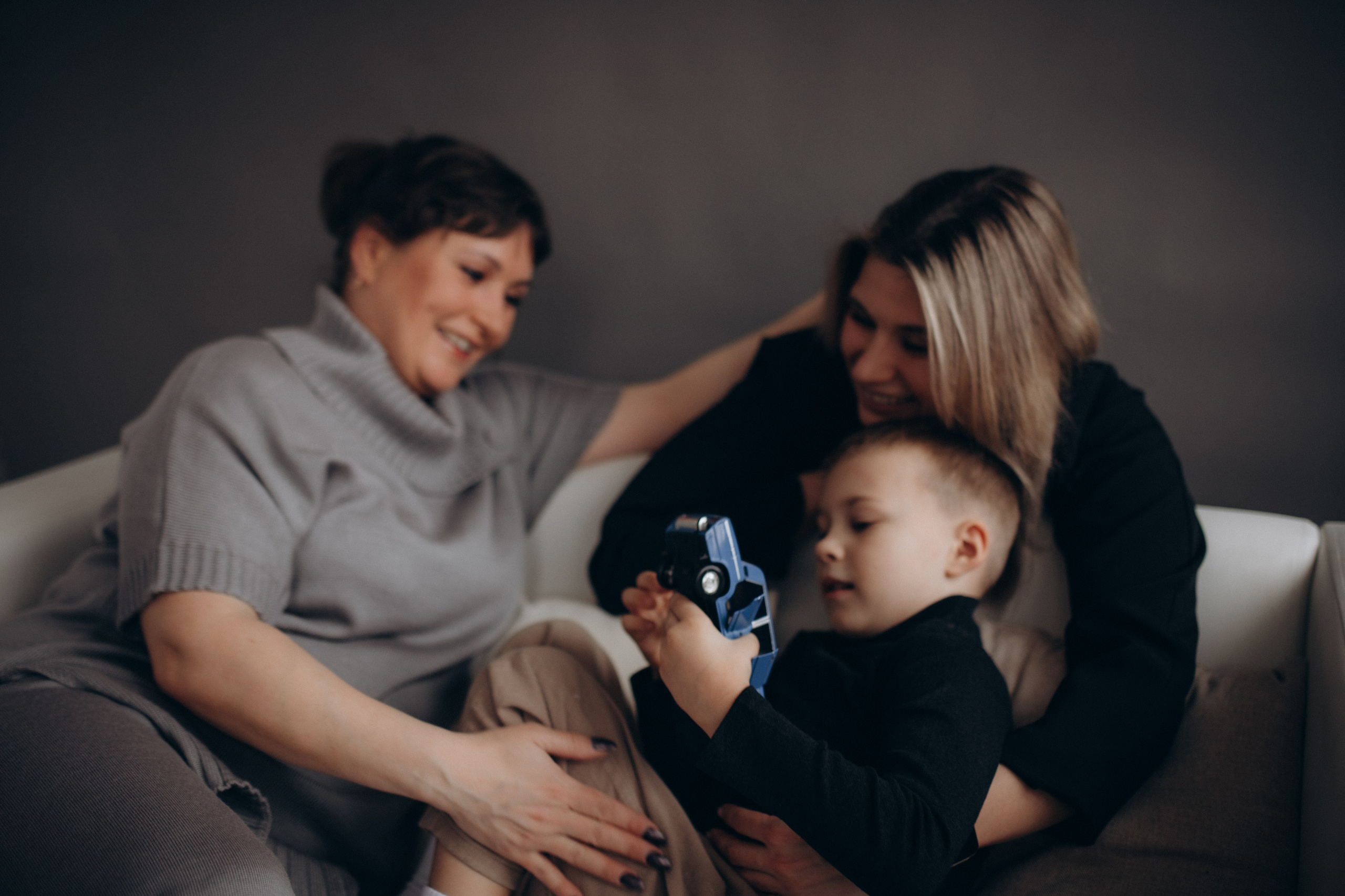 Семейная фотосессия в студии г. Тихвин. Услуги