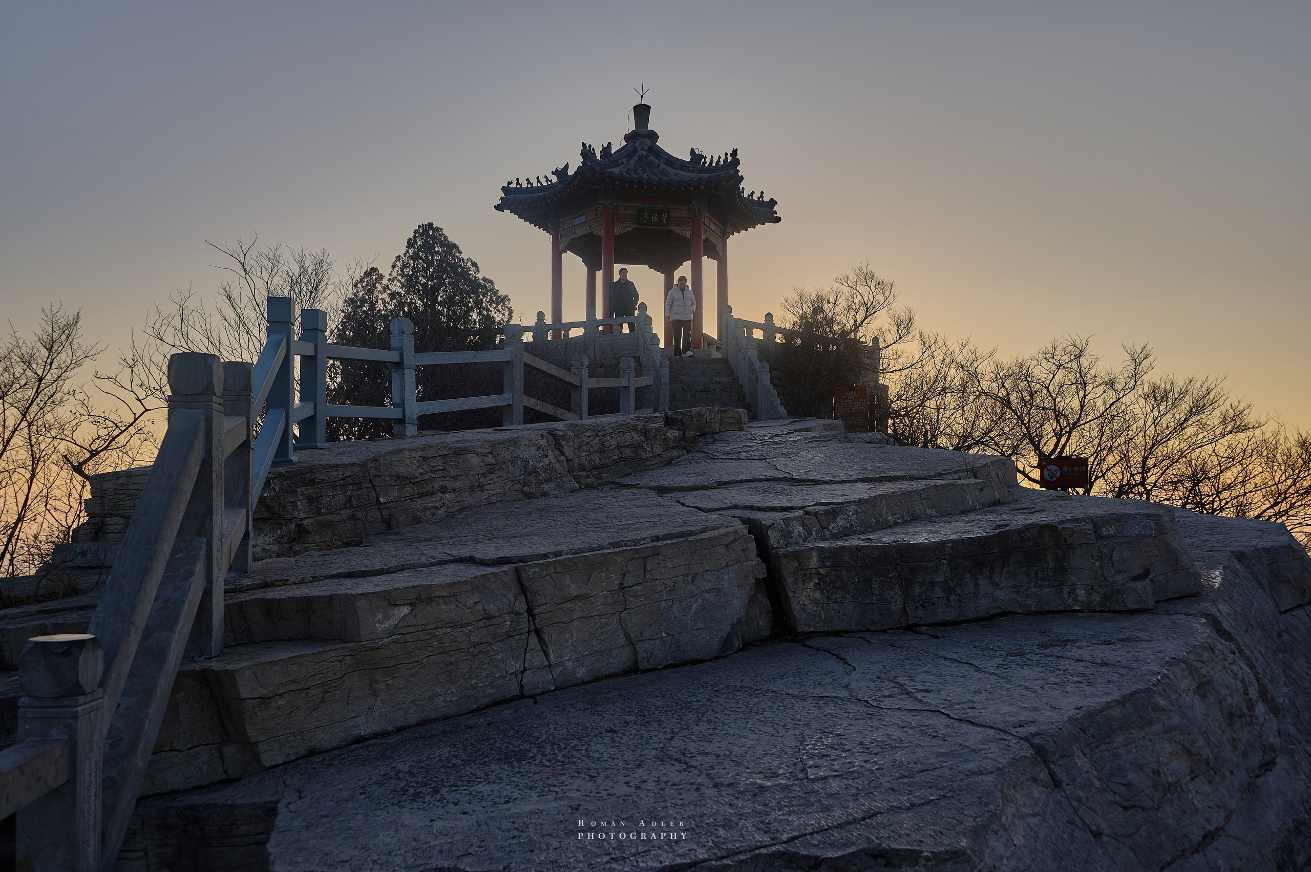 Рассвет на храмовой горе Юнмень. Цинчжоу. Фотограф Роман Адлер