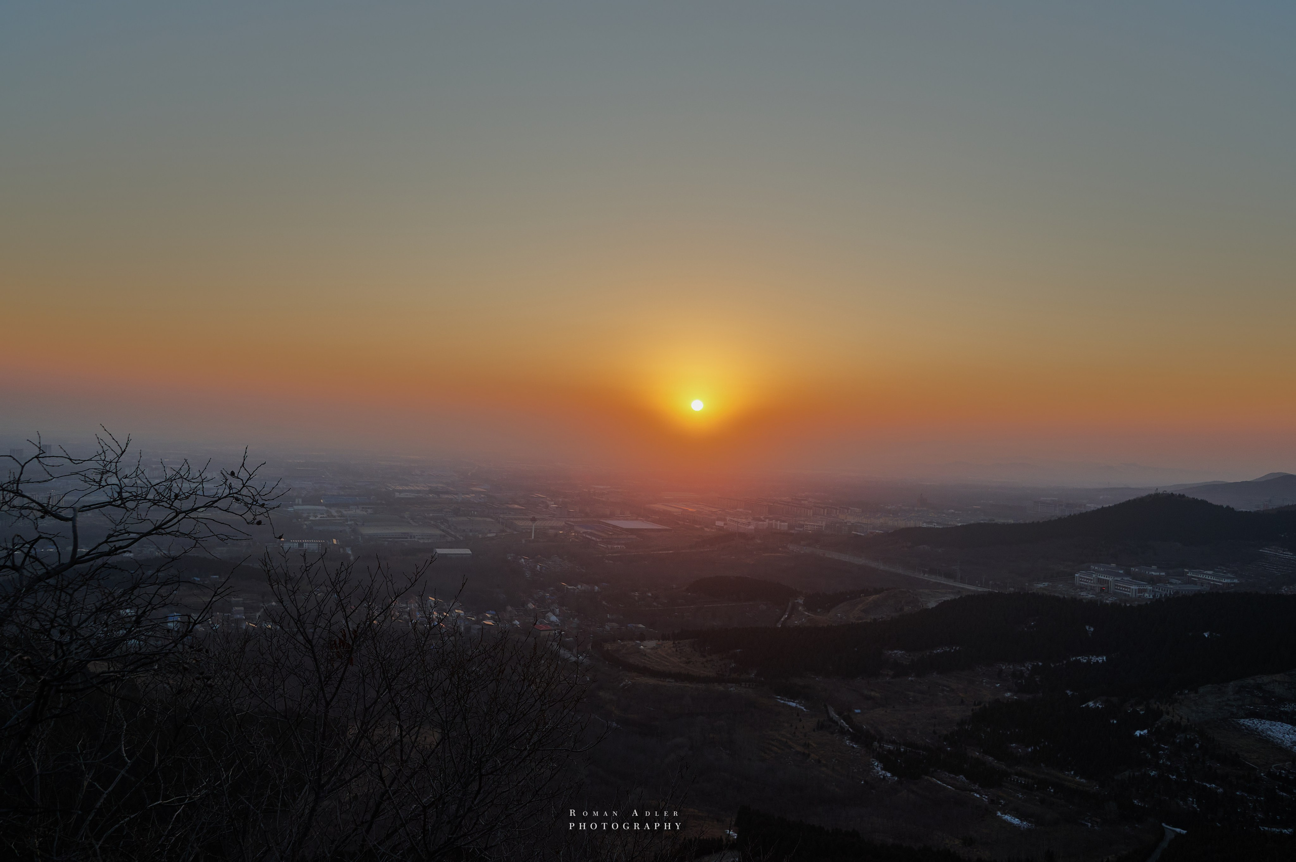 Рассвет на храмовой горе Юнмень. Цинчжоу. Фотограф Роман Адлер